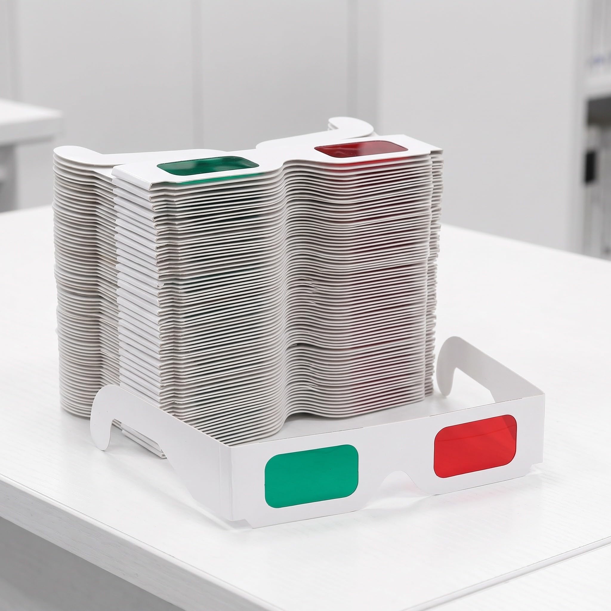 Kisangel 50 occhiali 3D di carta per film - Occhiali di cartone verdi e rossi con montatura bianca - stereoscopici con lenti per esperimenti scientifici