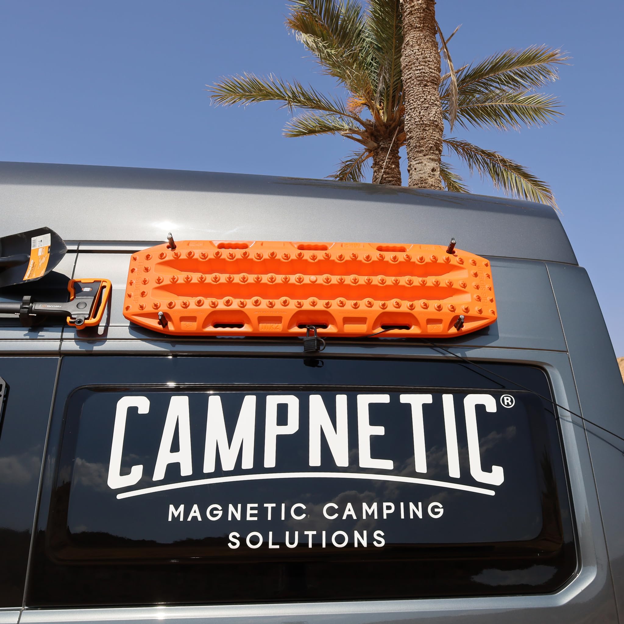 MAXTRAX MKII Sandbleche orange mit magnetischer Halterung von Campnetic | Sandboards ohne bohren, Campnetic Set, Magnethalterung ohne Bohren, Recovery Boards, für Offroad Camper, Vans & 4x4