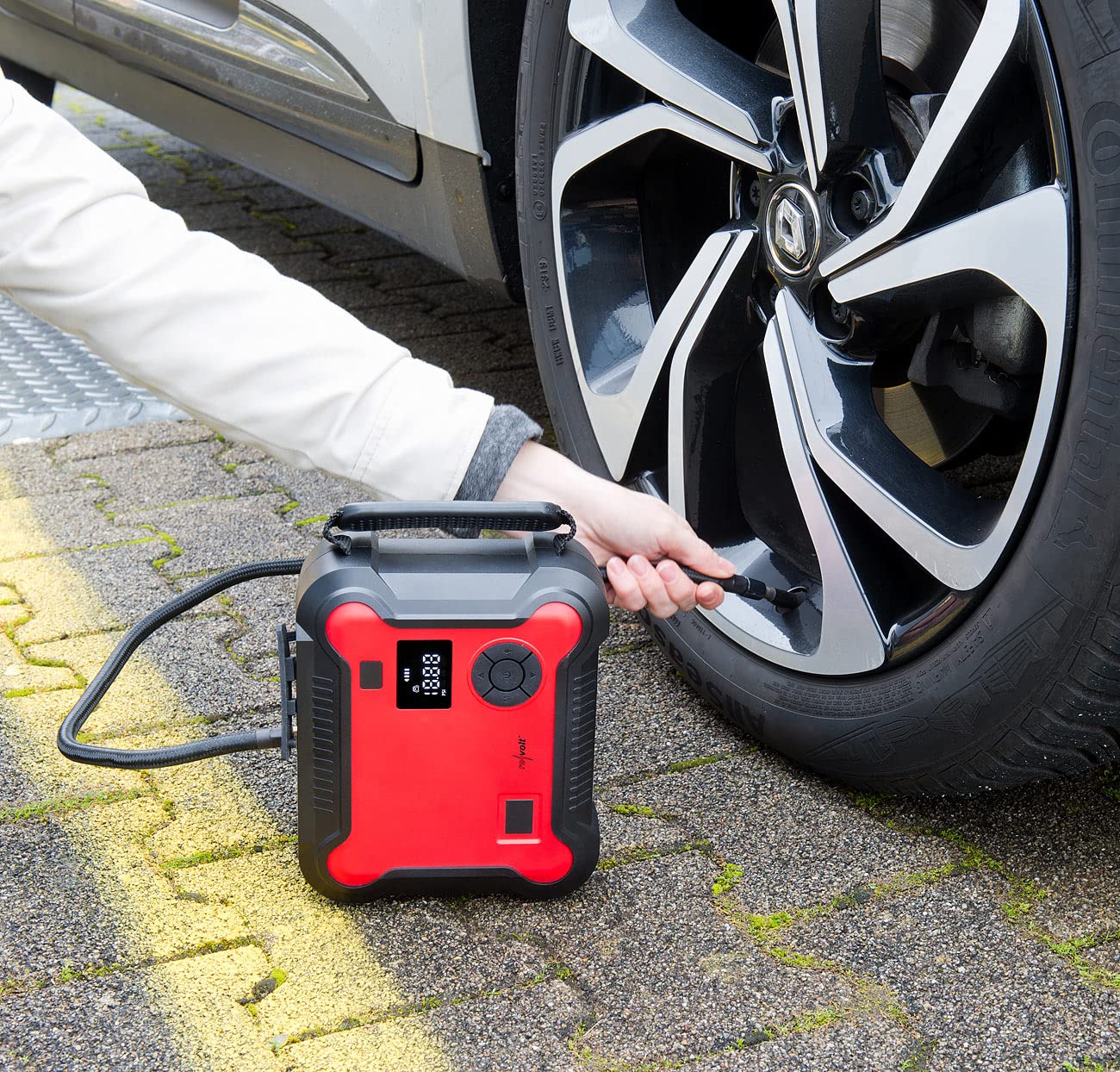revolt Kfz Powerbank: 4in1-Starthilfe-Powerbank, Kompressor, USB, 16 Ah, 1200A, 150 psi (Powerstation mit Starthilfe, Powerstation mit Kompressor, Dose)