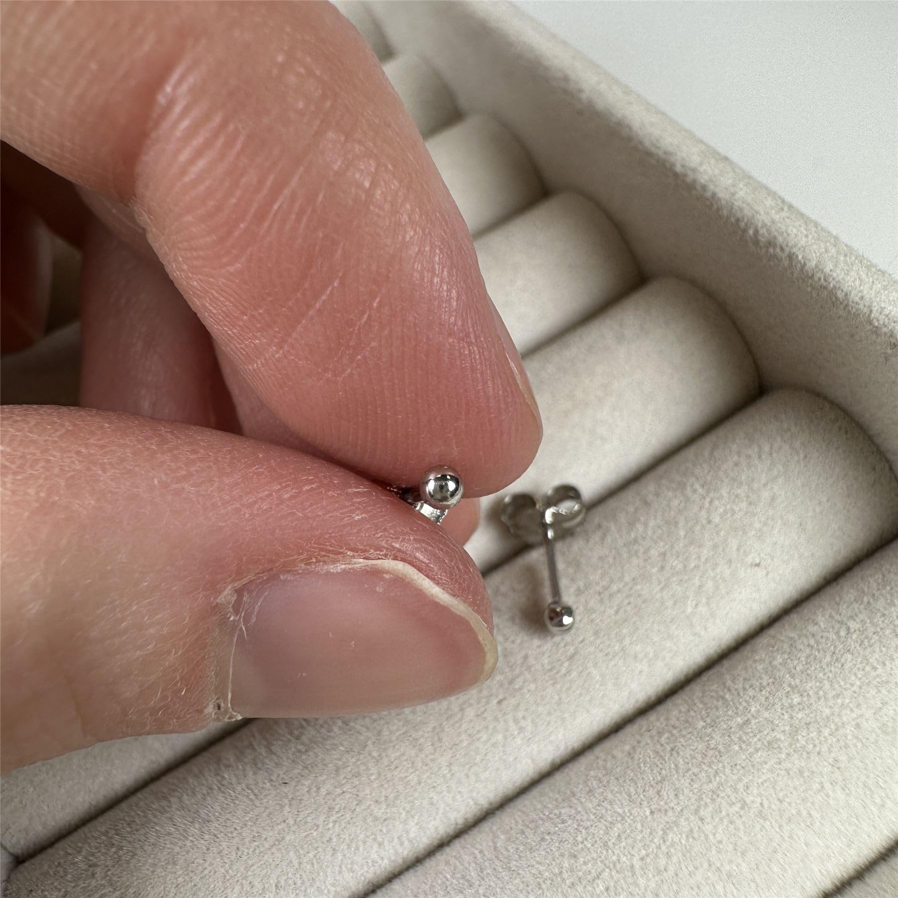 Orecchini a Brochia con Sfera Rotonda di 2mm in Oro Bianco 9kt