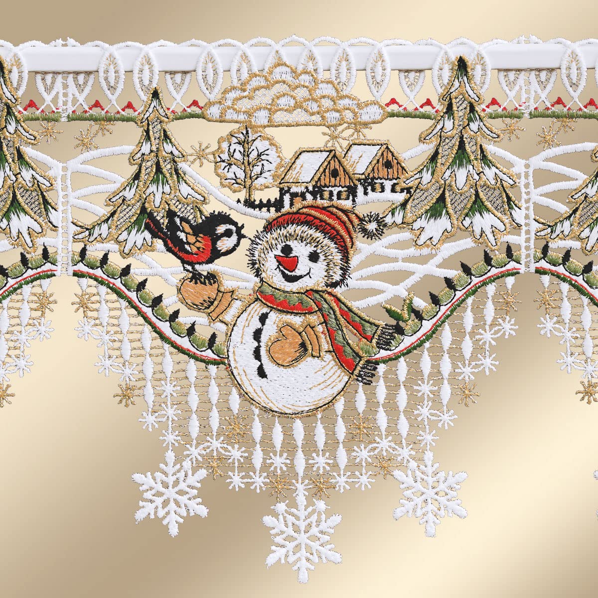Weihnachts-Feenhausgardine Winterfreunde | Spitzenstickerei Kleiner Schneemann mit Vögelchen | Scheibenhänger mit Winterhäuschen, Tannenbäumen, gestickten Schneeflocken aus Plauener Spitze 22 cm hoch