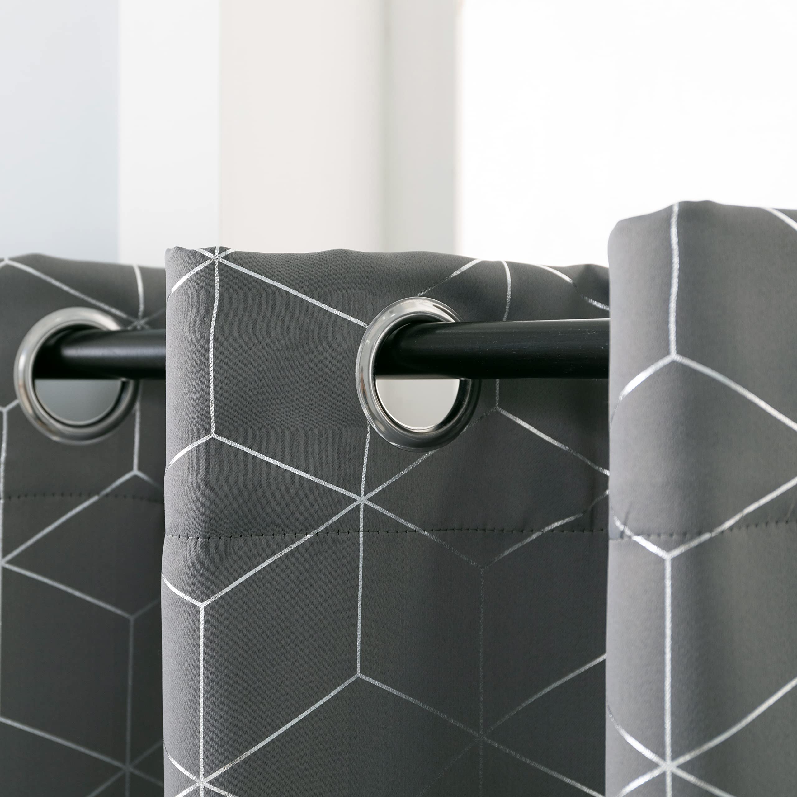 MRTREES 2 Pezzi Tende Oscuranti Per Interni Isolanti Termiche Con Occhielli Moderne Tende Coprenti Tinta Unita Per Camera Da Letto E Soggiorno Elegante Corto 140x160 CM Grigio Chiaro - Foto 10