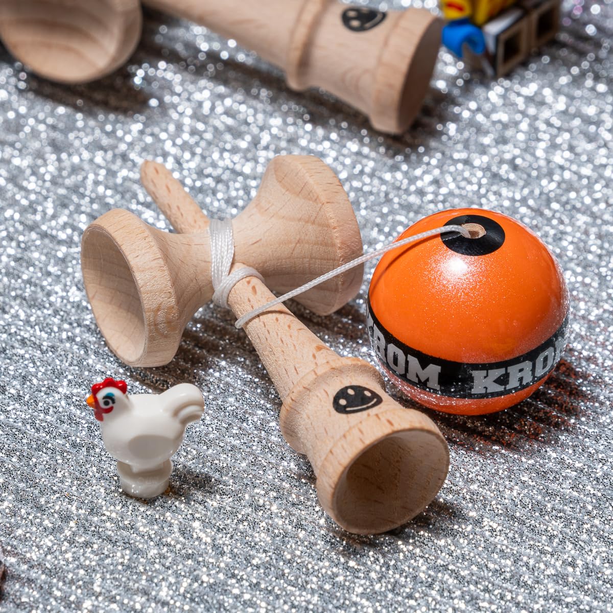 KROM Kendama MIKRO Orange – Mini Kendama z drewna bukowego – w pełni grywalna – format kieszonkowy – dla początkujących i profesjonalistów