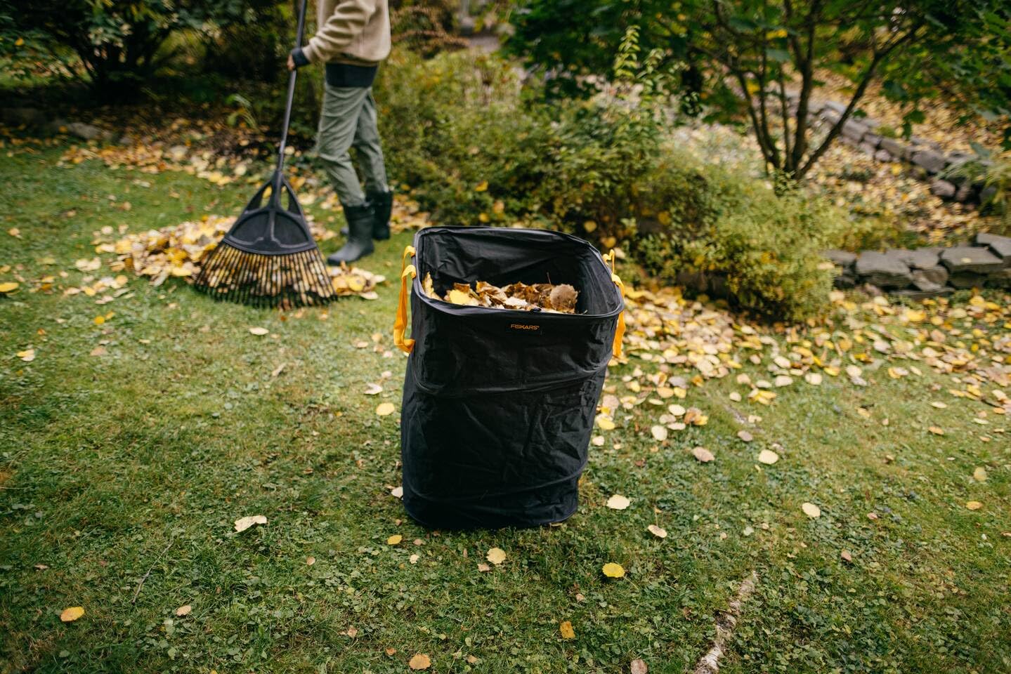 Fiskars Sac à végétaux pop-up avec poignées, Peu encombrant et pliable, Capacité : 175 l, Hauteur : 70 cm, Largeur : 50 cm, Noir/Orange, Ergo, 1028372