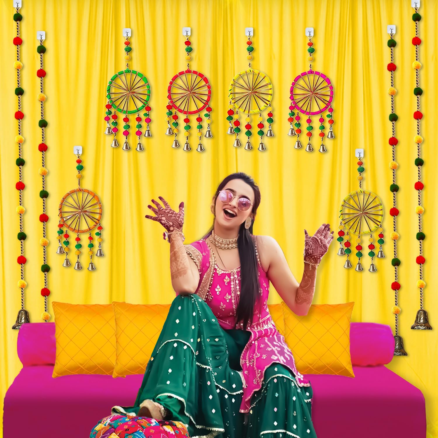 Tela de fondo amarilla para decoración con pompones – 18 artículos de decoración Haldi para decoración del hogar, kit de decoración de fondo Haldi Pooja Boda Saraswati Puja decoración