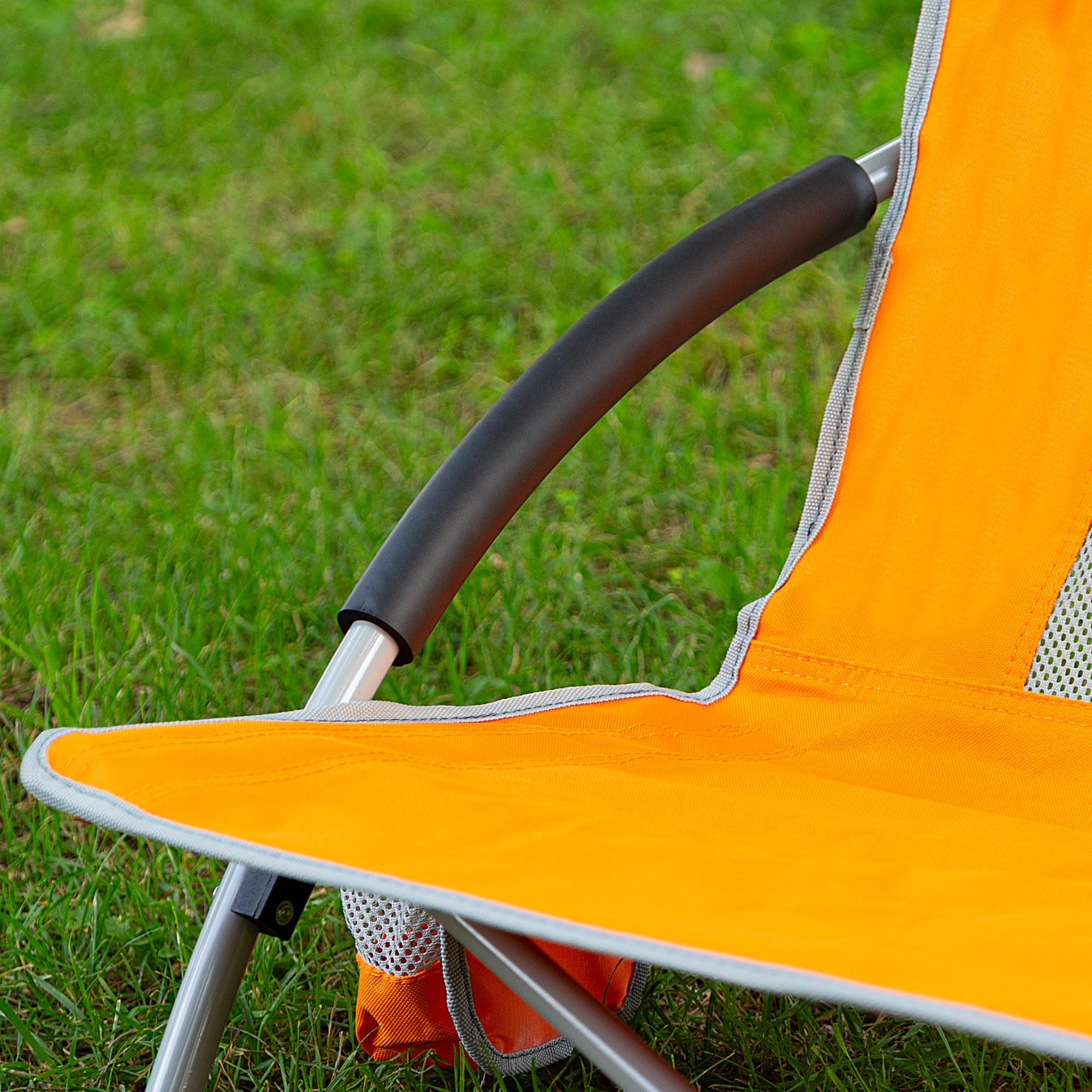 AKTIVE Lot de 4 chaises de Plage Pliantes, Assise Basse, 50 x 51 x 67 cm, en Acier, Polyester et Maille, accoudoirs rembourrés, avec Dessous de Verre latéral, Max 110 kg, Housse de Transport Incluse