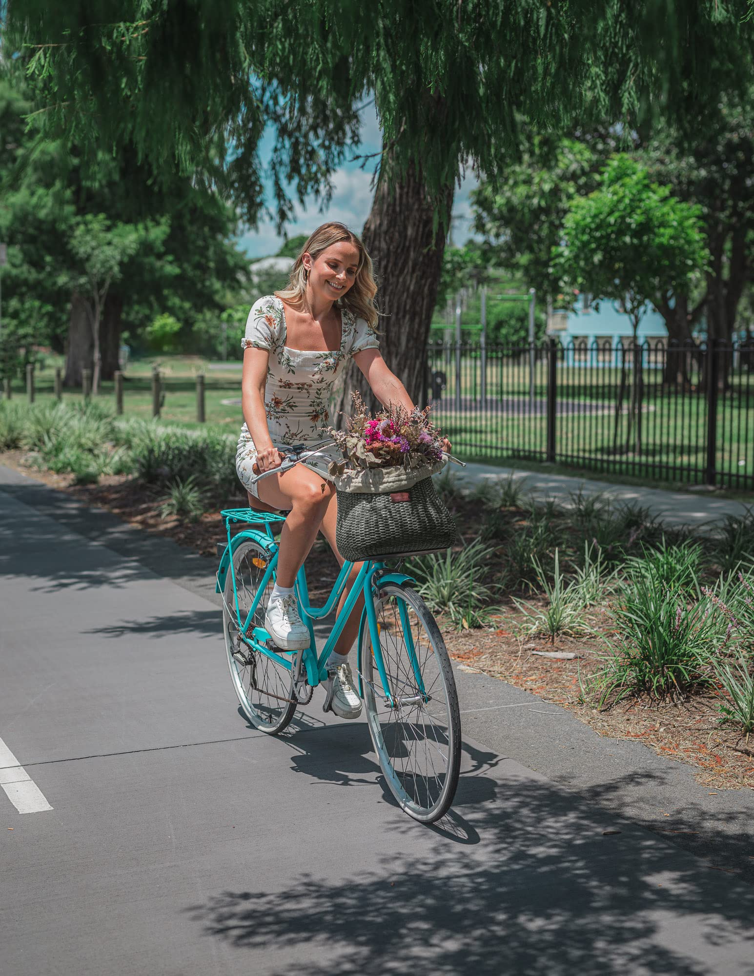 WARNERS WHEELS Fahrradkorb für Damen Cruiser mit Kaffeetassenhalter, handgefertigte gewebte Fahrradkörbe, Befestigung an Frontlenkern von Beach Cruisern oder Rollern mit veganen Lederriemen