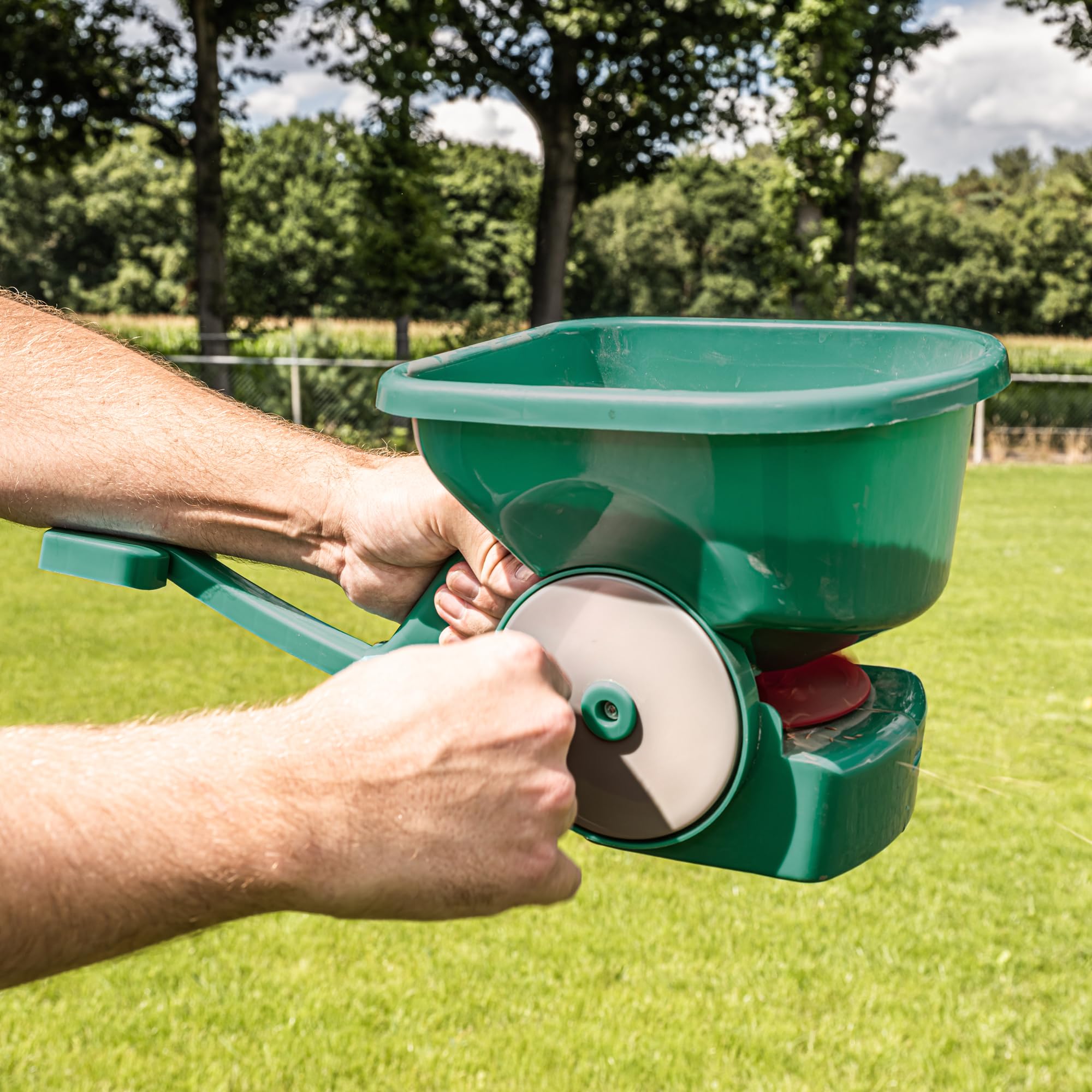 Épandeur à main 3 Litres - Épandeur de graines de gazon et d'engrais pour pelouse, efficace et précis - Poignée ergonomique - Conçu pour une distribution facile des graines de gazon et de l'engrais