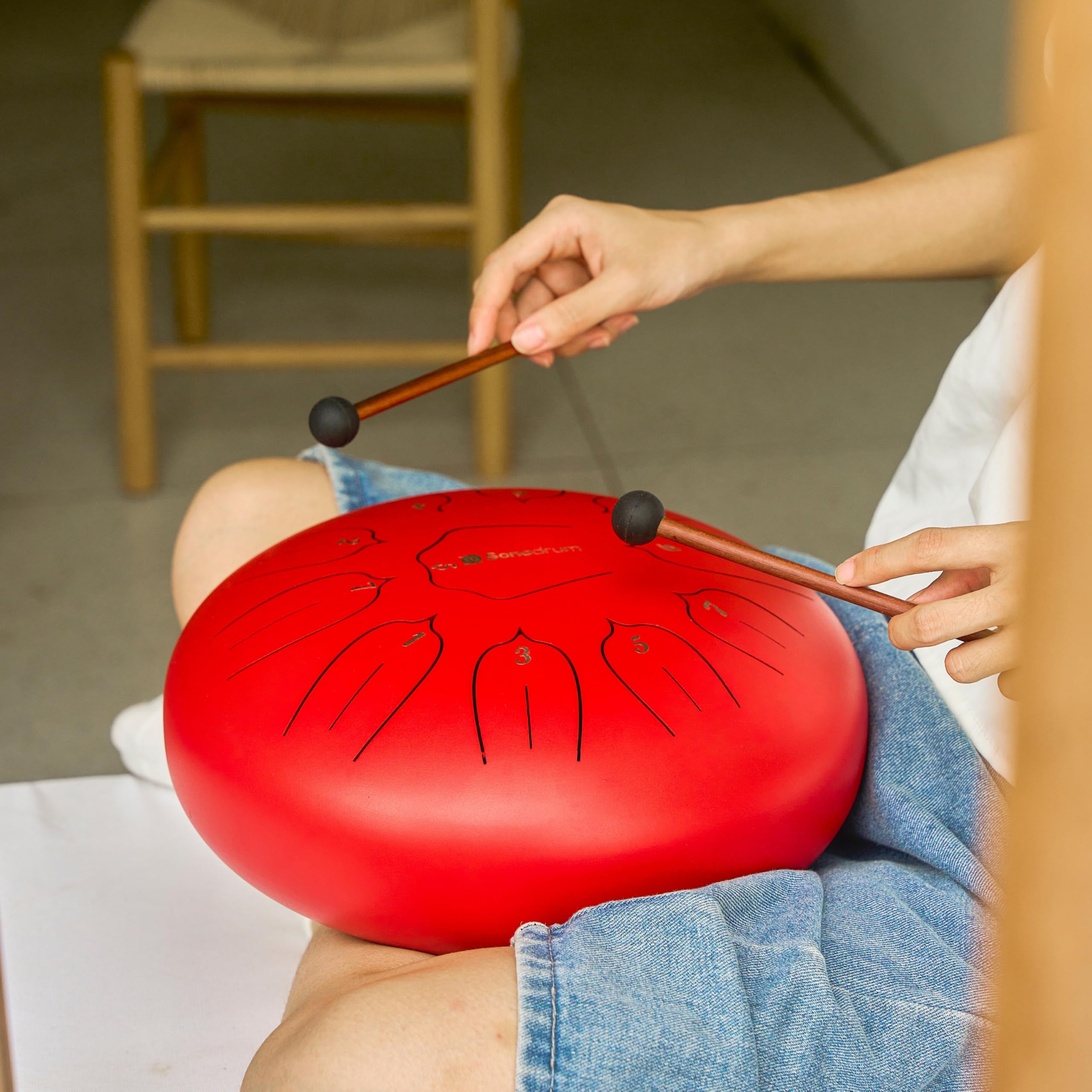 Sonodrum Stalen tongtrommel Standard C groot in zwart - 30 cm Diameter met 11 tonen - Steel tongue drum inclusief songboek, mallets en draagtas. Eenvoudig te bespelen, muziek lezen is niet nodig Sonodrum Stalen tongtrommel Standard C groot in zwart - 30 cm Diameter met 11 tonen - Steel tongue drum inclusief songboek, mallets en draagtas. Eenvoudig te bespelen, muziek lezen is niet nodig
