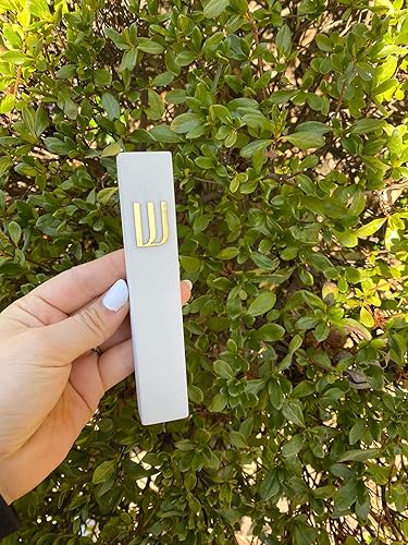 Miniatura 127 de A&S Mezuzot Moderna funda de mezuzá de hormigón con pergamino, fácil de despegar y pegar Mezuza (gris + espinilla grabada, 5 pulgadas)