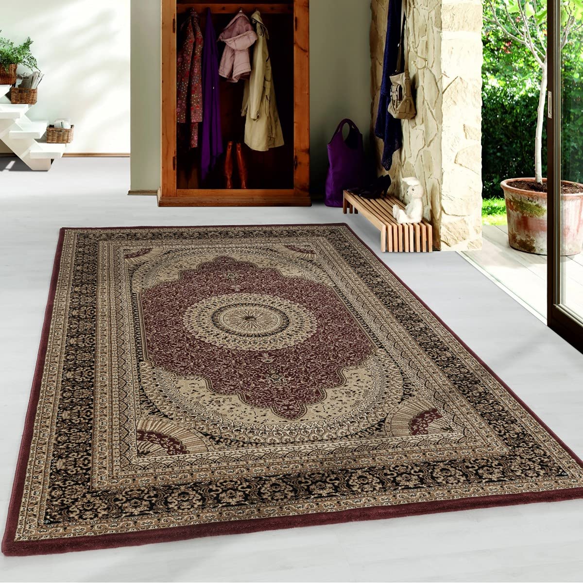 Tapis oriental classique rouge pour réchauffer l'ambiance du salon