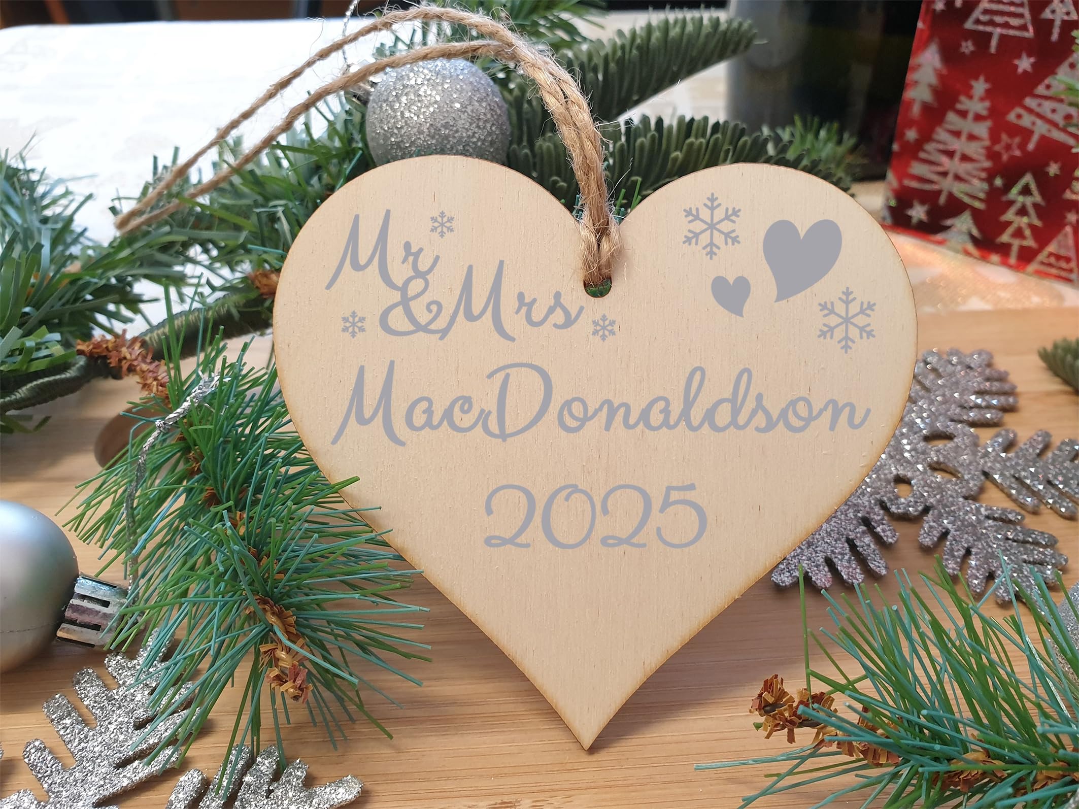Personalisiertes, handgefertigtes Holzschild in Herzform, zum Aufhängen, Geschenk, um jemandem eine fröhliche Weihnachtskugel zu wünschen