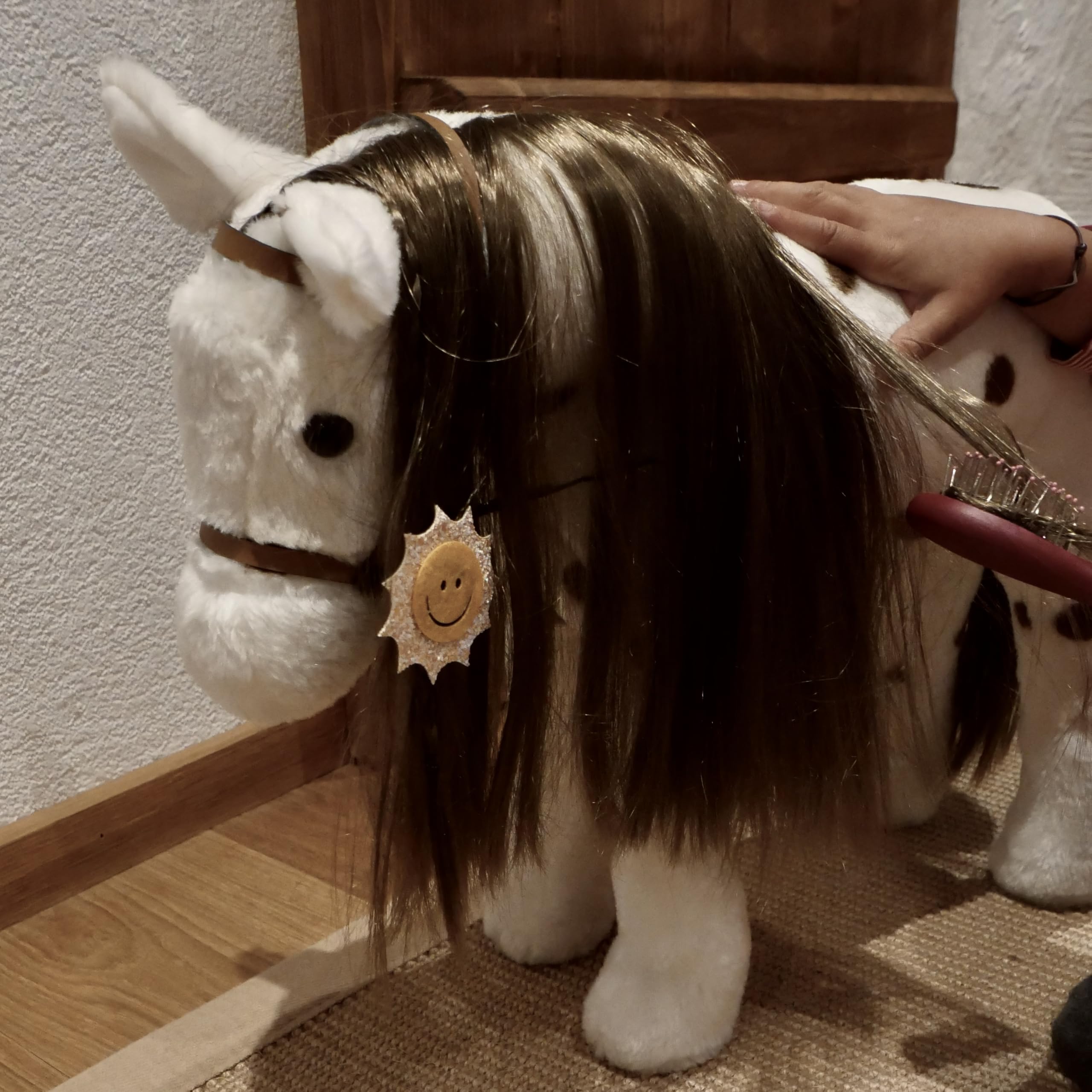 Götz 3403670 Dotty Kämmpferd mit Zaumzeug Haarspange Plüschpferd für Puppen | 3-tlg Pferd, Zubehör für Stehpuppen bis 50 cm, Mähne kämmbar, Zaumzeug, Höhe ca 50 cm, Stockmaß 37 cm, für Kinder ab 3 Jahren
