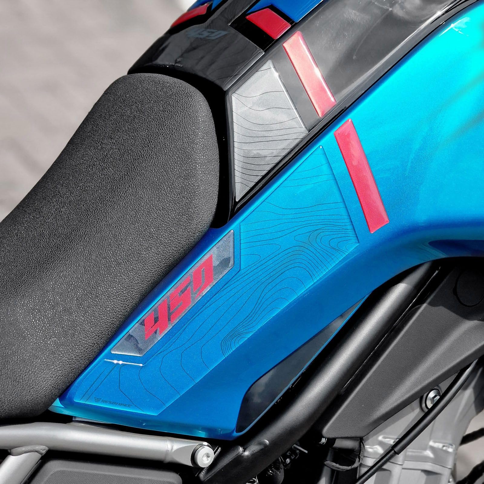 Resin Bike Autocollant Moto Compatibles avec CF Moto 450 MT 2023-2026 Zephyr Blue. Protections Latérales de Réservoir Contre Les Chocs et Les Éraflures. Autocollant 3D Résinés Made in Italy