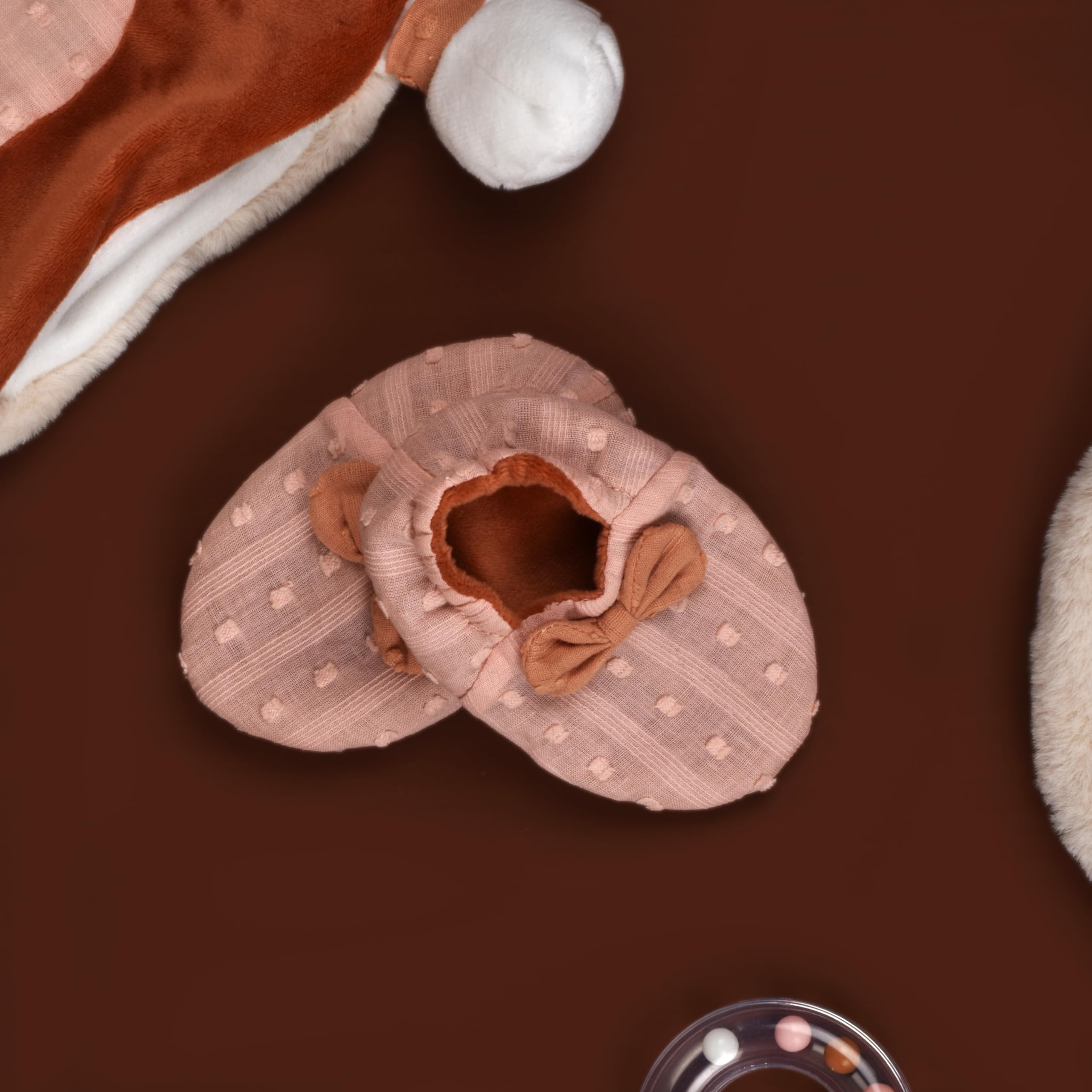 Doudou et Compagnie - Coffret Naissance Mina Renard avec Chaussons 0-6 Mois - Doudou Bébé Plat 18 cm Ultra Doux en Coton Plumetis - Ensemble Premier Âge Raffiné - Idée Cadeau Naissance Mixte - DC4691