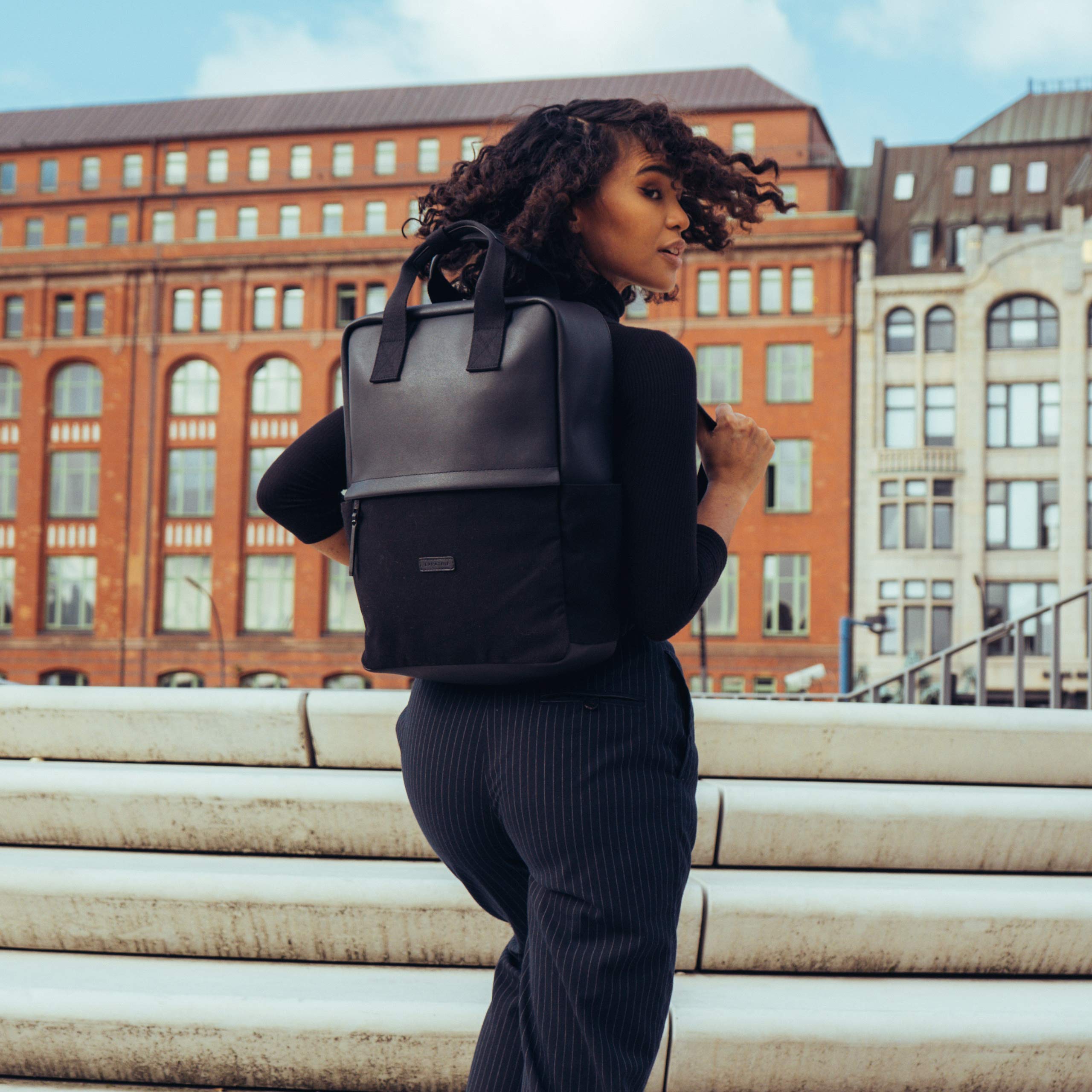 Plecak damski – Expatrié Mila Daypack z bawełnianego płótna i wegańskiej skóry – plecak na co dzień mały na czas wolny i do pracy – torba 12 litrów z kieszenią na laptopa 15 cali, czarny (czarny) - EXP00110