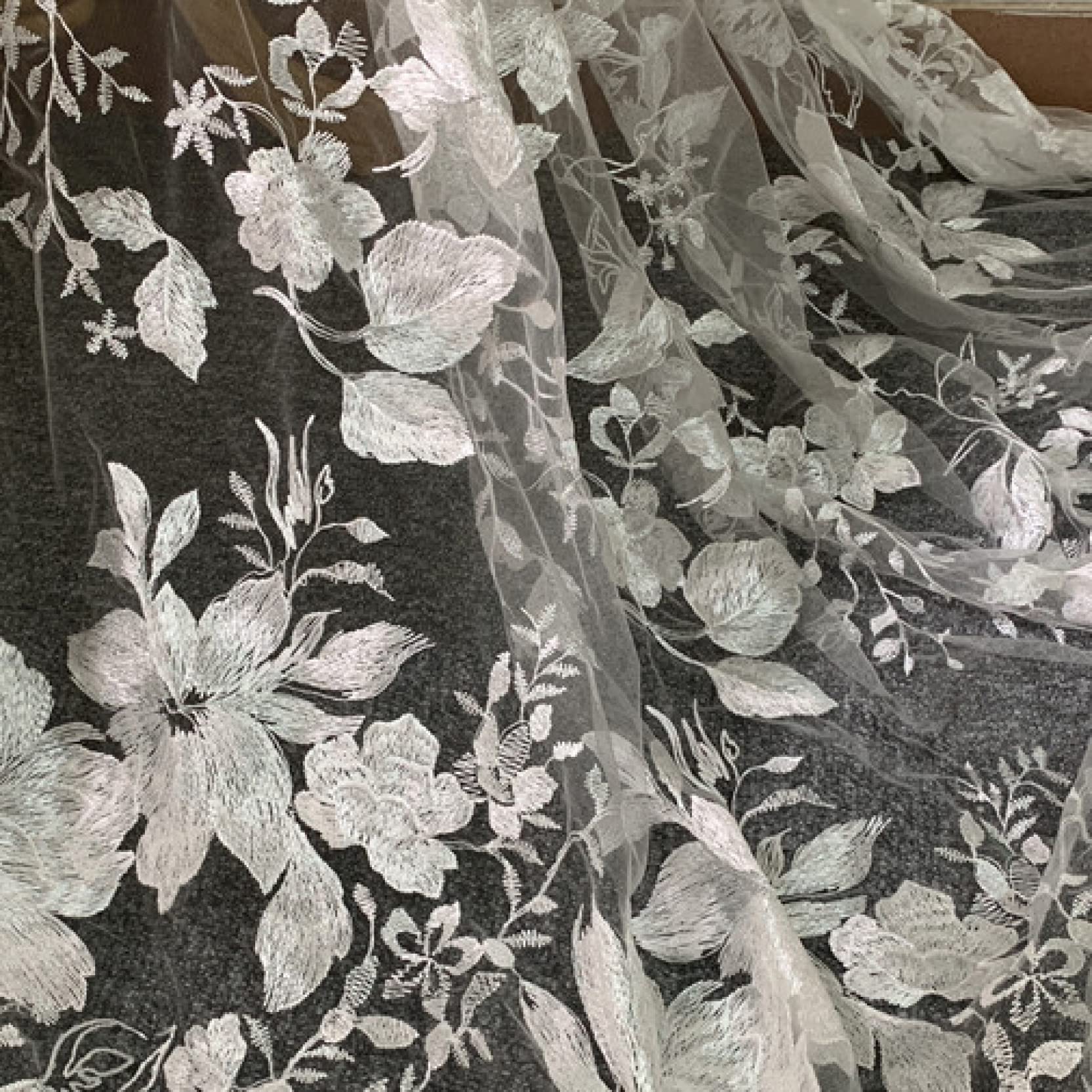 Tissu de dentelle tulle brodé fleurs en polyester