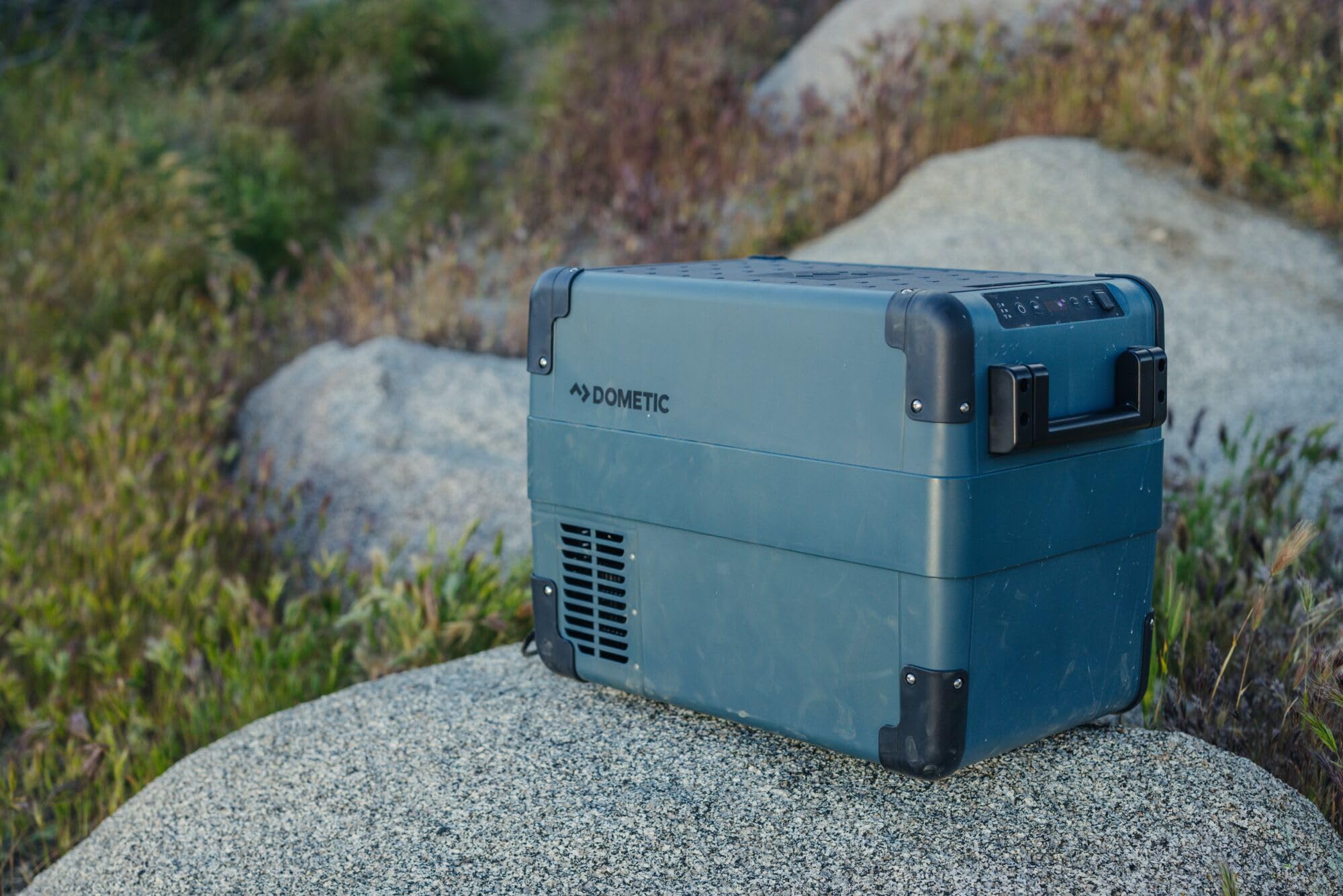 Dometic CFX2 Frigorifero portatile a compressore con controllo tramite app, 12/24V 100/240V con protezione della batteria, Frigorifero elettrico, congelatore per auto, USB