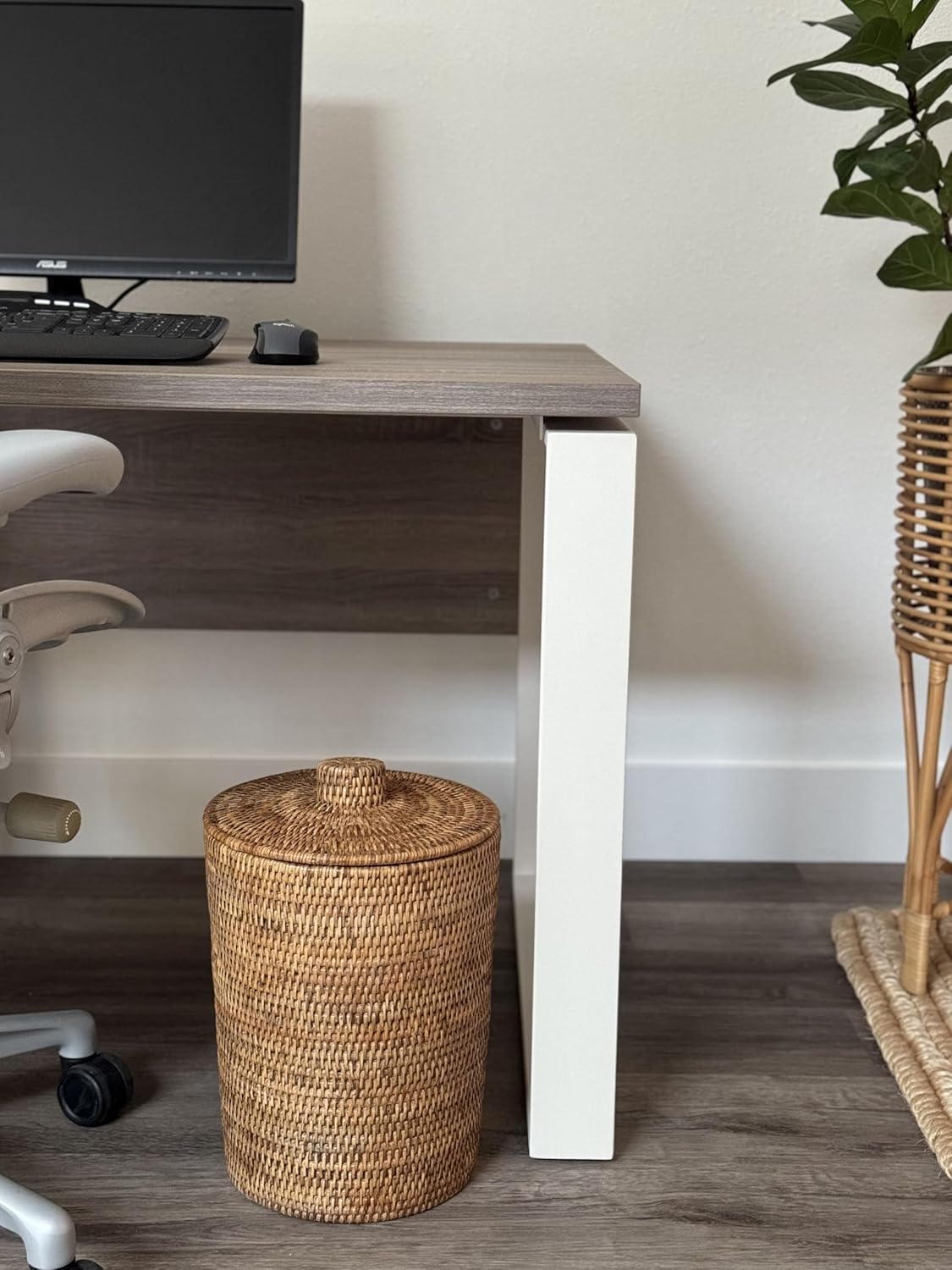 Kouboo La Jolla Rattan Round Waste Basket with Plastic Insert & Lid, Large, Honey-Brown for Bedroom, Living Room and Bathroom
