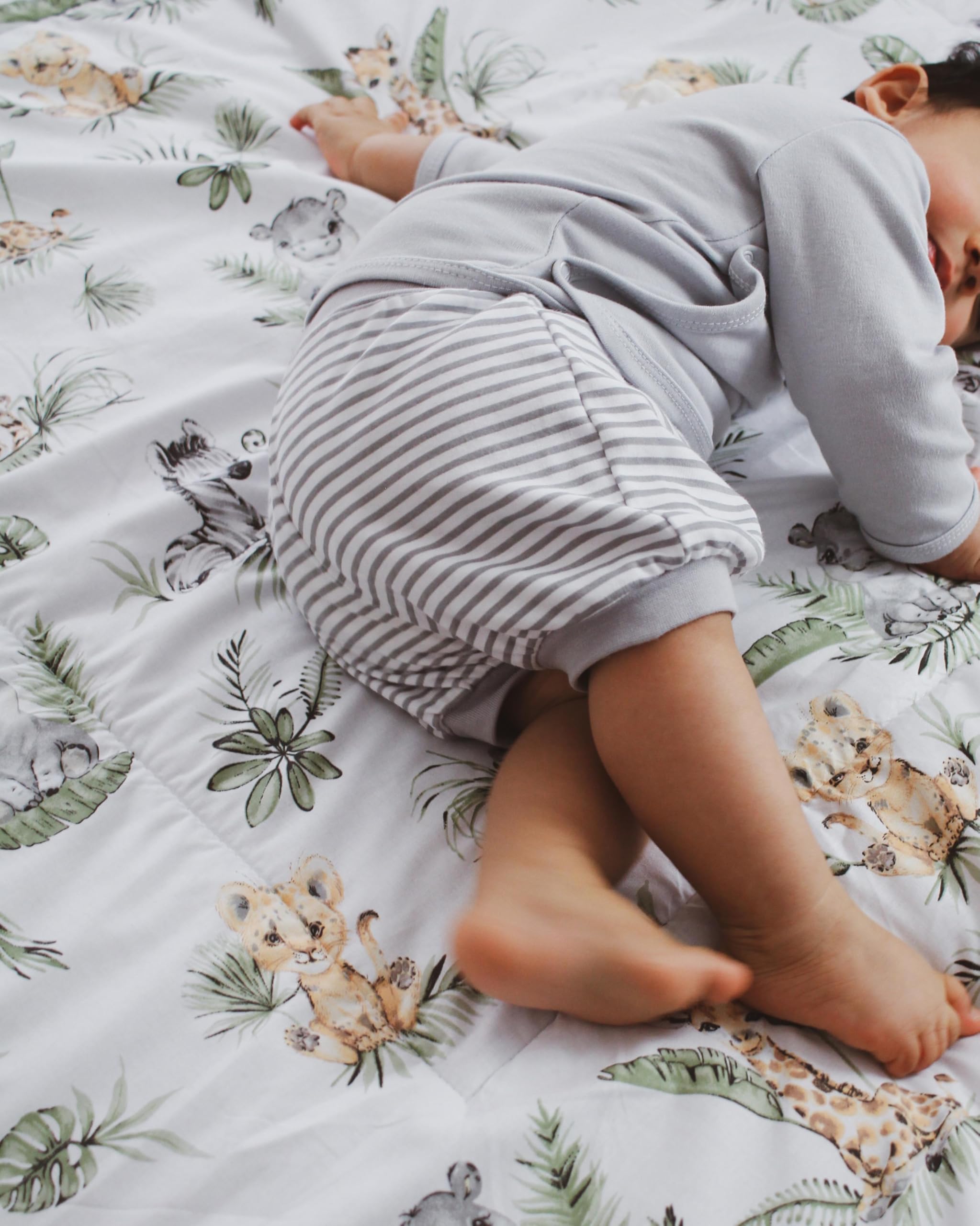 TupTam Krabbeldecke für Baby 120x120 cm - Gepolsterte Spieldecke Baby Baumwolle, XXL, OEKO-TEX, Weich & Hautfreundlich, Farbe: Safari/Löwe/Braun/Blätter/Grün - 5