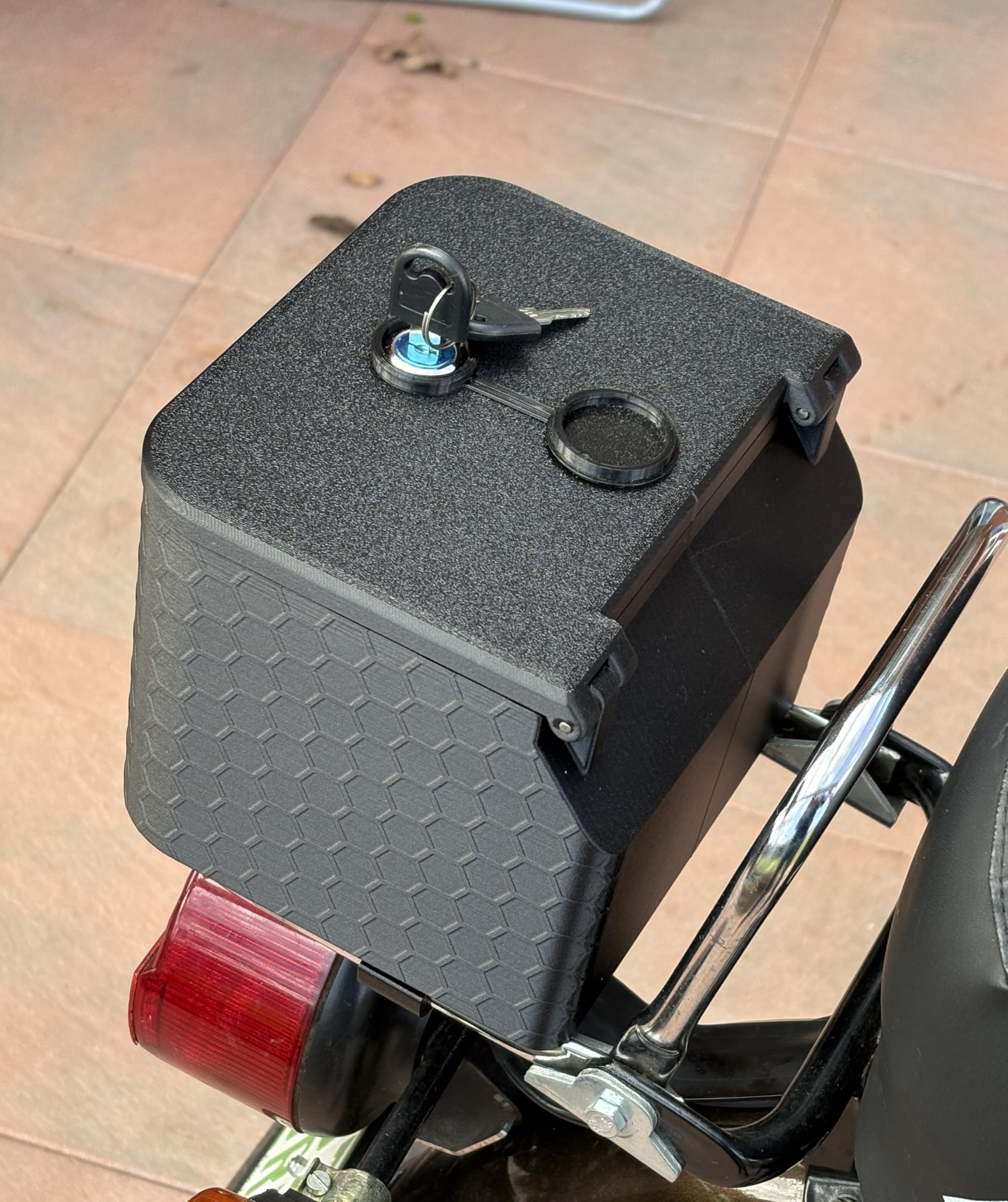 Generisch Simson S51 Werkzeugbox XXL Gepäckträgermontage, Toolbox, Staufach, abschließbar, spritzwasserdicht, kohlefaserverstärkter 3D-Druck in Wabenoptik