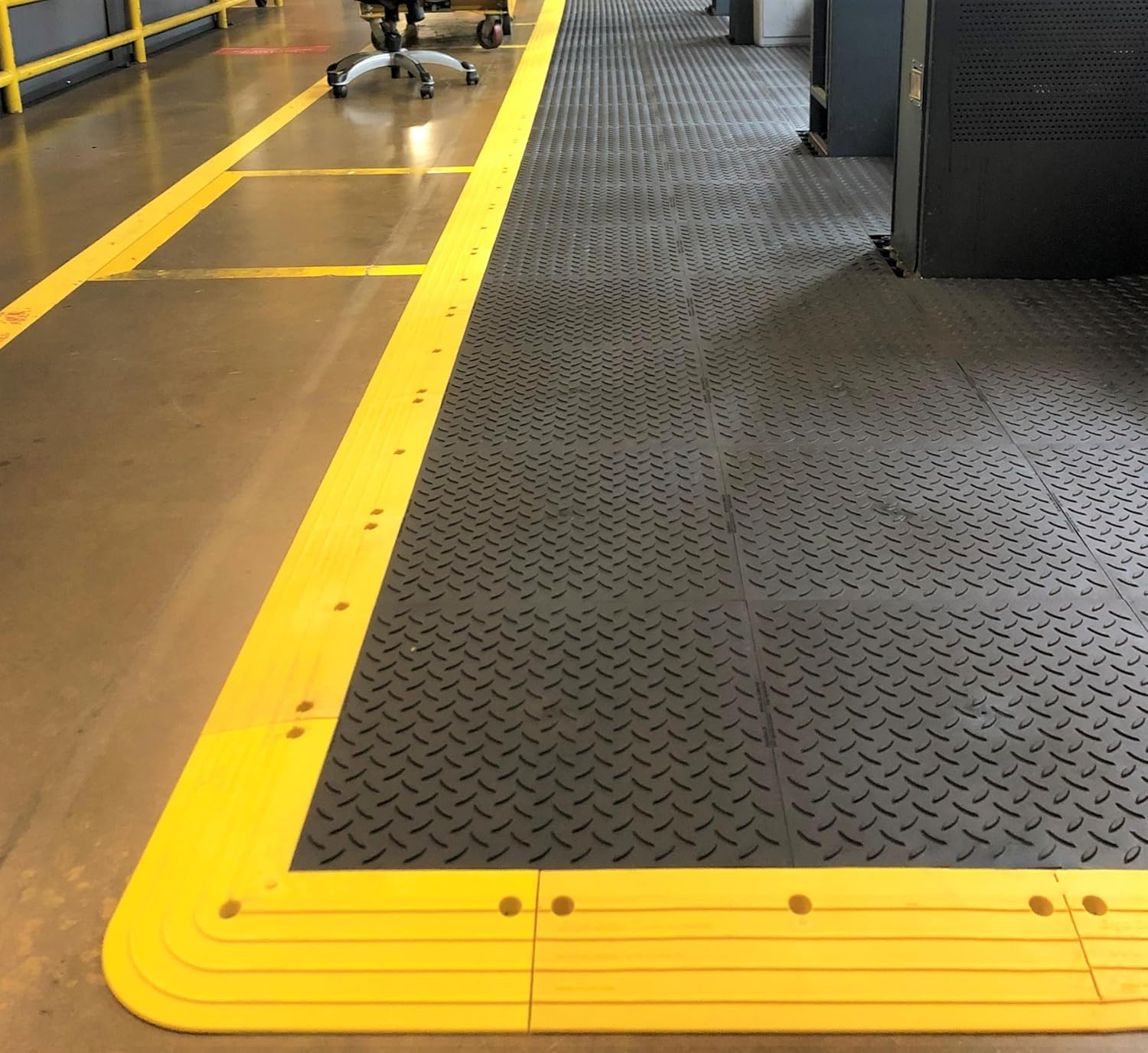 Wearwell ErgoDeck MAX Diamond-Plate Anti-Fatigue Interlocking Floor Tile - Black. 18" W x 18" L x 7/8" Thickness. PVC Vinyl/Nitrile Sponge. Modular. LockSafe (599.78x18x18BK-CS10)