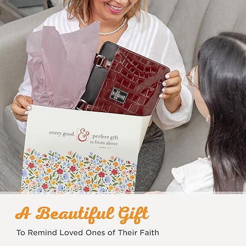 Miniatura 7 de Christian Art Gifts Funda para Biblia para mujer, estilo monedero, piel sintética de cocodrilo burdeos, talla M