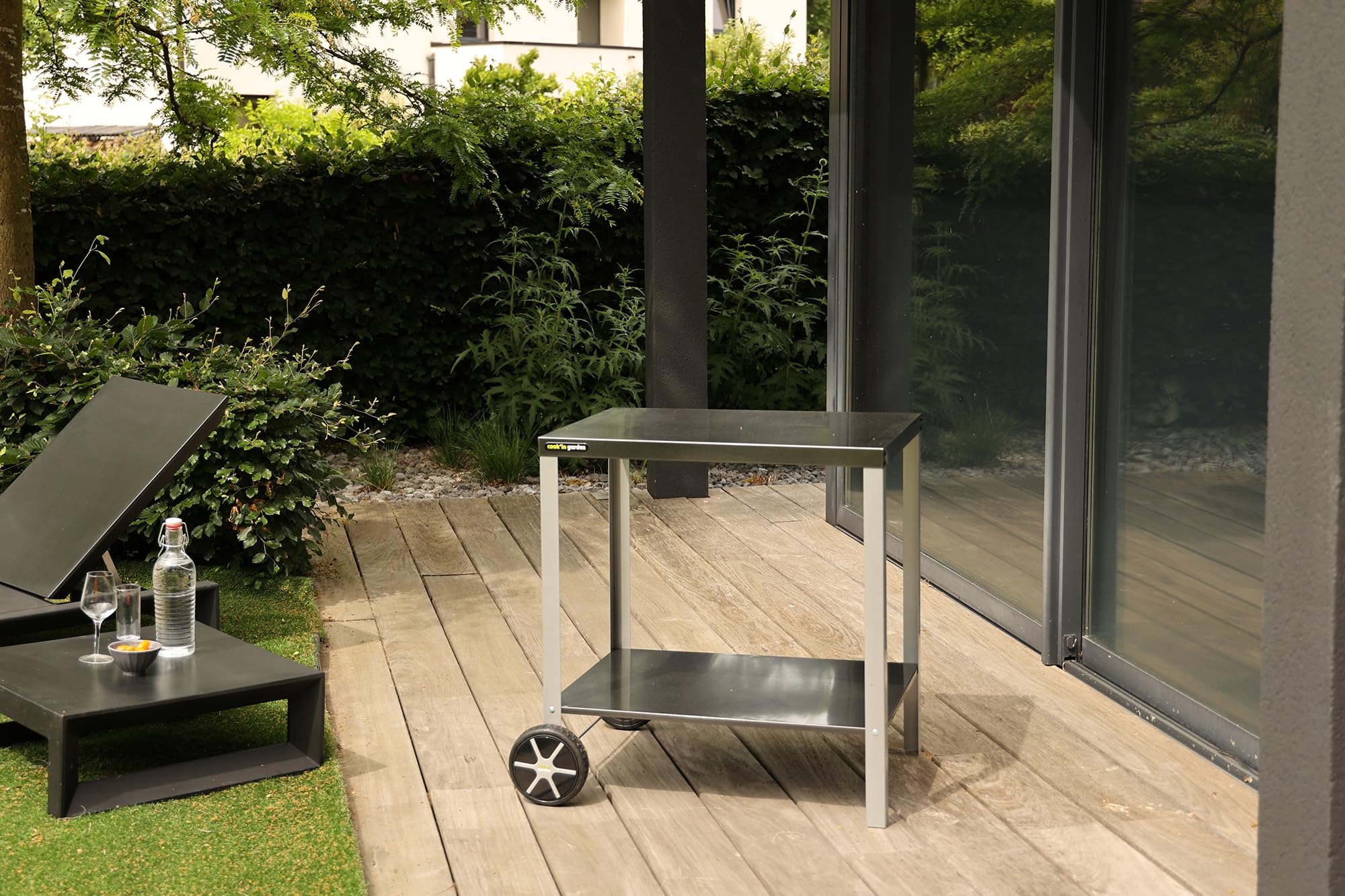 Cook'in Garden - Carrello con piano di lavoro mobile e ruote rinforzate, mobile da esterno ideale per giardino o terrazza, supporto ideale per barbecue o barbecue, nero/grigio