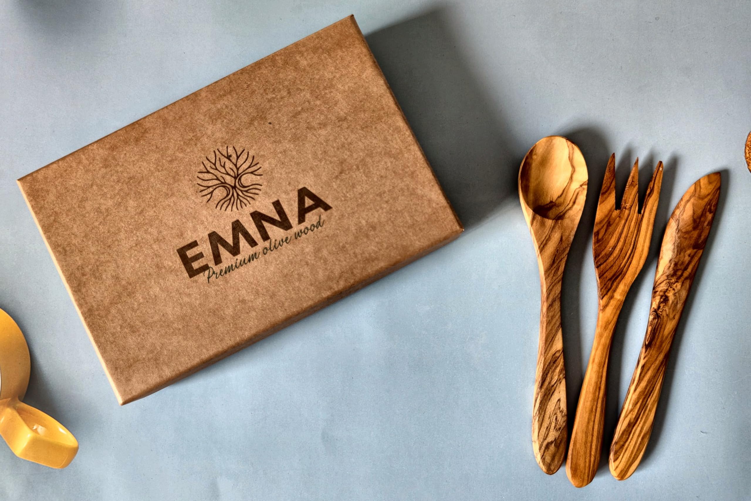 EMNA – Luxuriöses 12-teiliges Besteck Set aus massivem Olivenholz ca. 20 cm | 4 Löffel, 4 Gabeln & 4 Messer | Unikat | Edle Geschenkbox | Premium Geschenk Idee Weihnachten Hochzeit Geburtstag