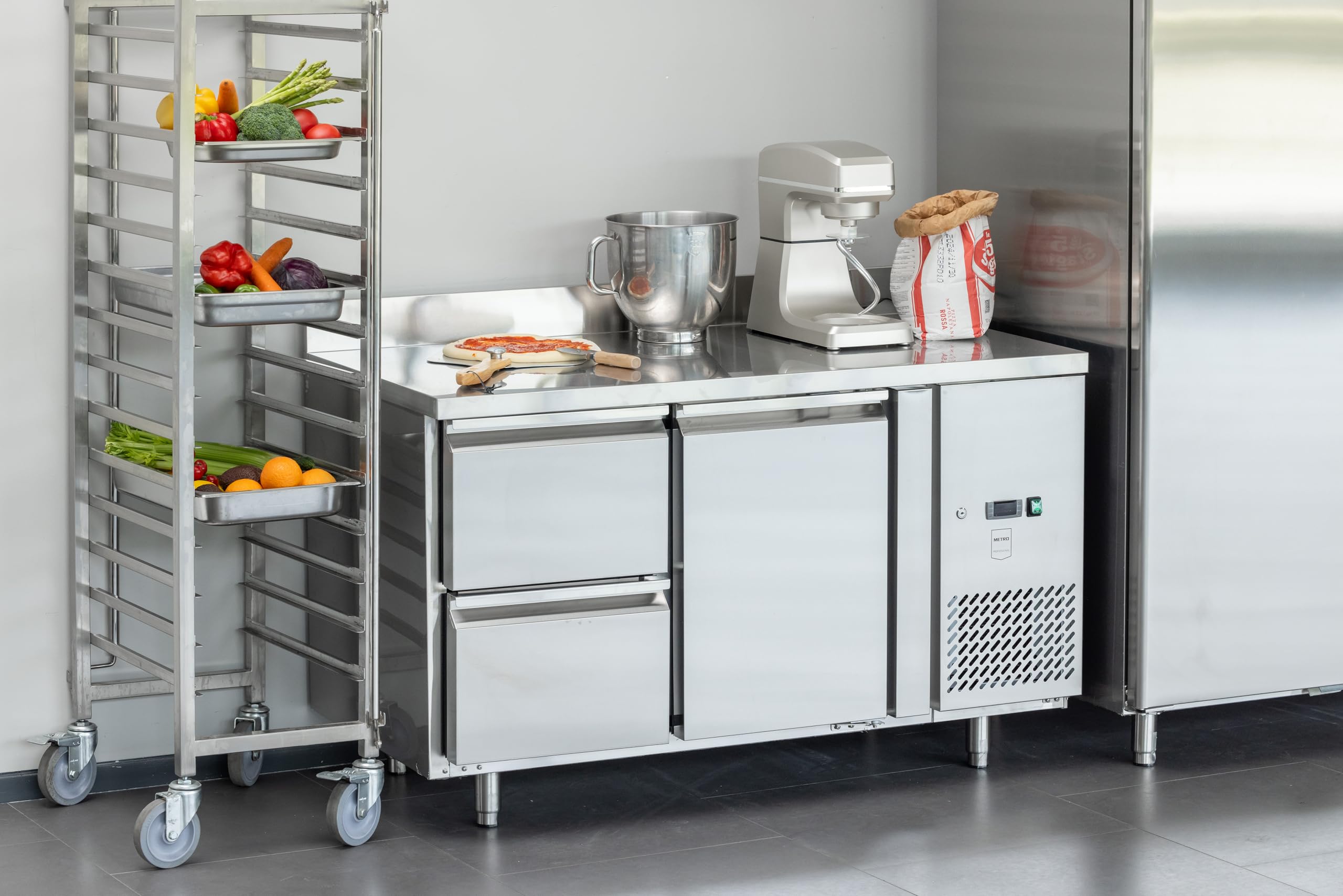 METRO Professional Tavolo refrigerato GCC21002D-BS, acciaio inox, 136 x 70 x 85 cm, 135 L, raffreddamento ad aria, argento