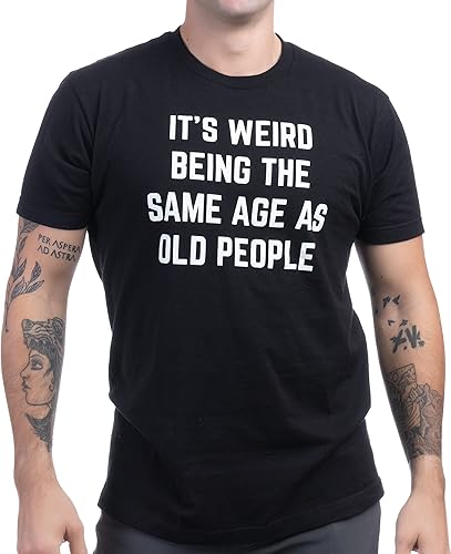 It's Weird Being The Same Age as Old People Divertida camiseta de humor de broma de abuelo jubilado para hombres y mujeres