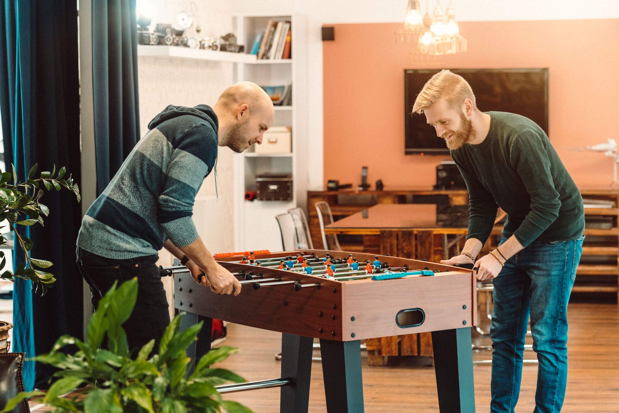 Bandito Tischkicker Winever, Tischfußball für Kinder und Erwachsene, Stabiler Tischfußball, 25 kg Kickertisch, Kicker für Einsteiger, Fußball Spieltisch, inkl. Bälle, robuste Figuren, braun