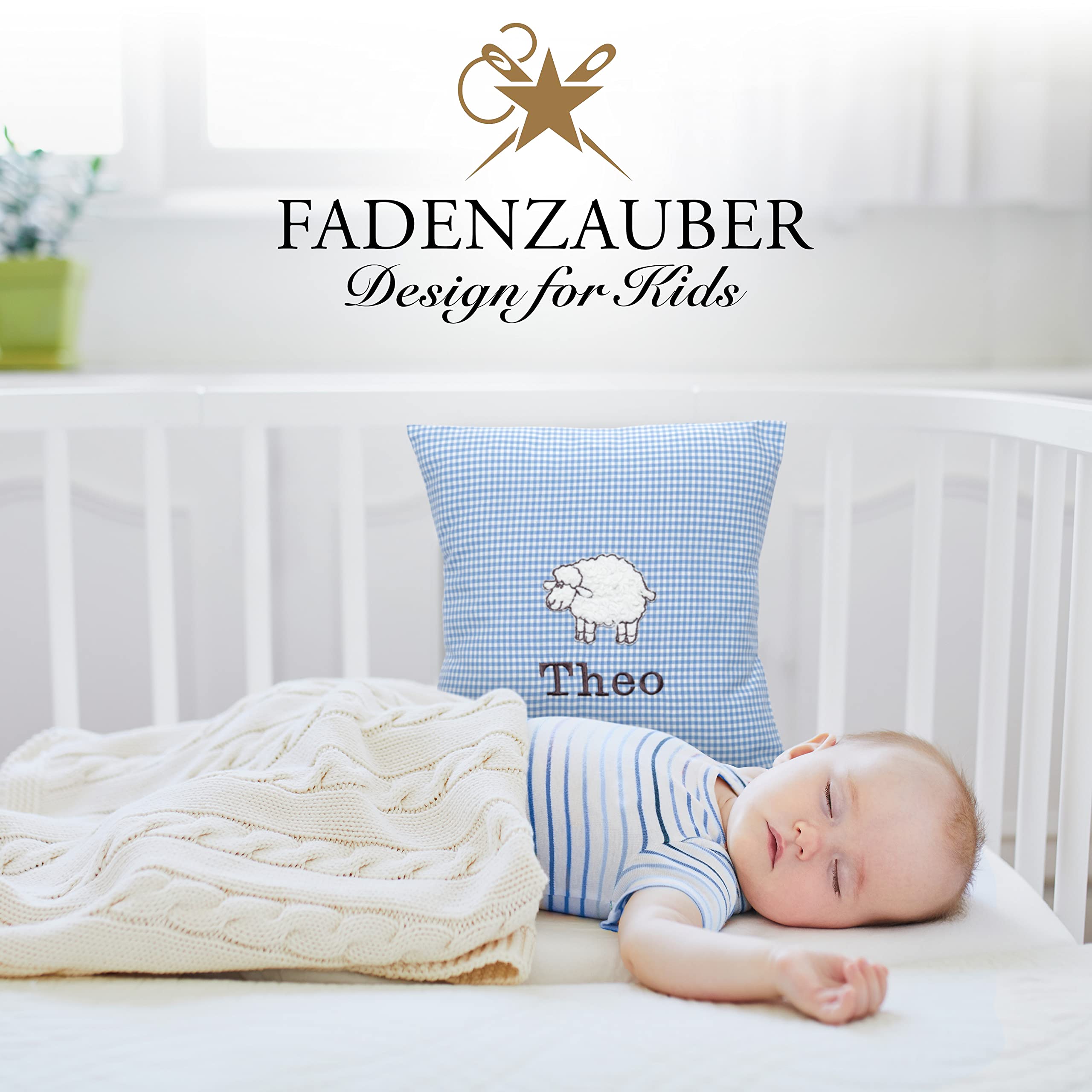 FADENZAUBER Babykissen personalisierbar mit Namen 40x40 cm für Jungs/Mädels | inkl. Glückwunschkarte, Handmade aus Deutschland