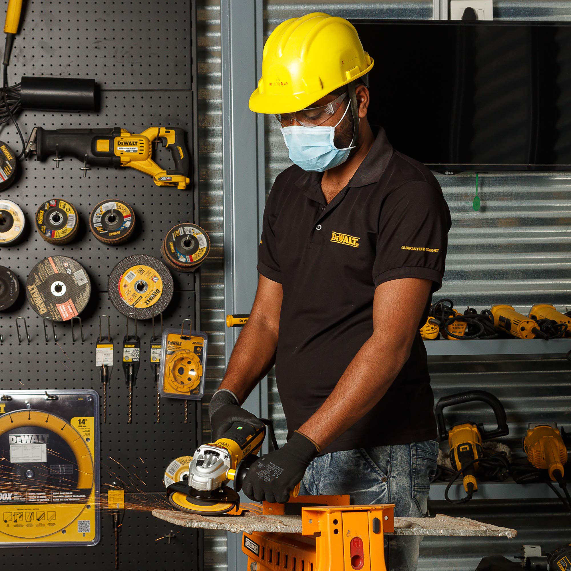 DEWALT DWE4357-QS - Mini-amoladora sin escobillas 125mm 1.700W 2.200-10.500 rpm Electrónica + Embrague + Arranque Suave + Freno + Bloqueo y re-arranque + Empuñadura Anti-vibración