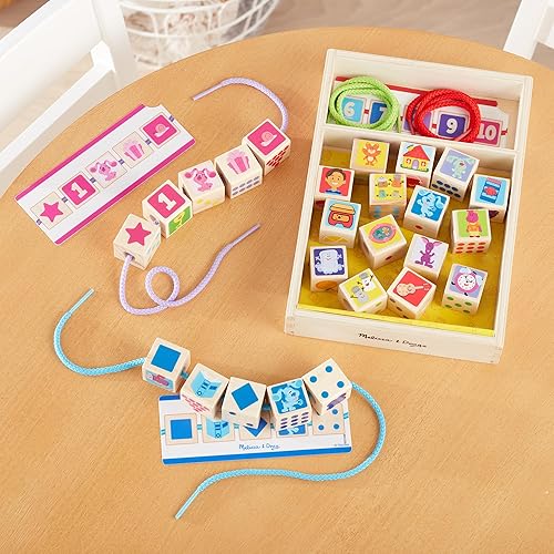 Miniatura 10 de Melissa & Doug Blue's Clues & You! Cuentas de madera para cordones – 25 cuentas, 4 cordones – Certificado FSC