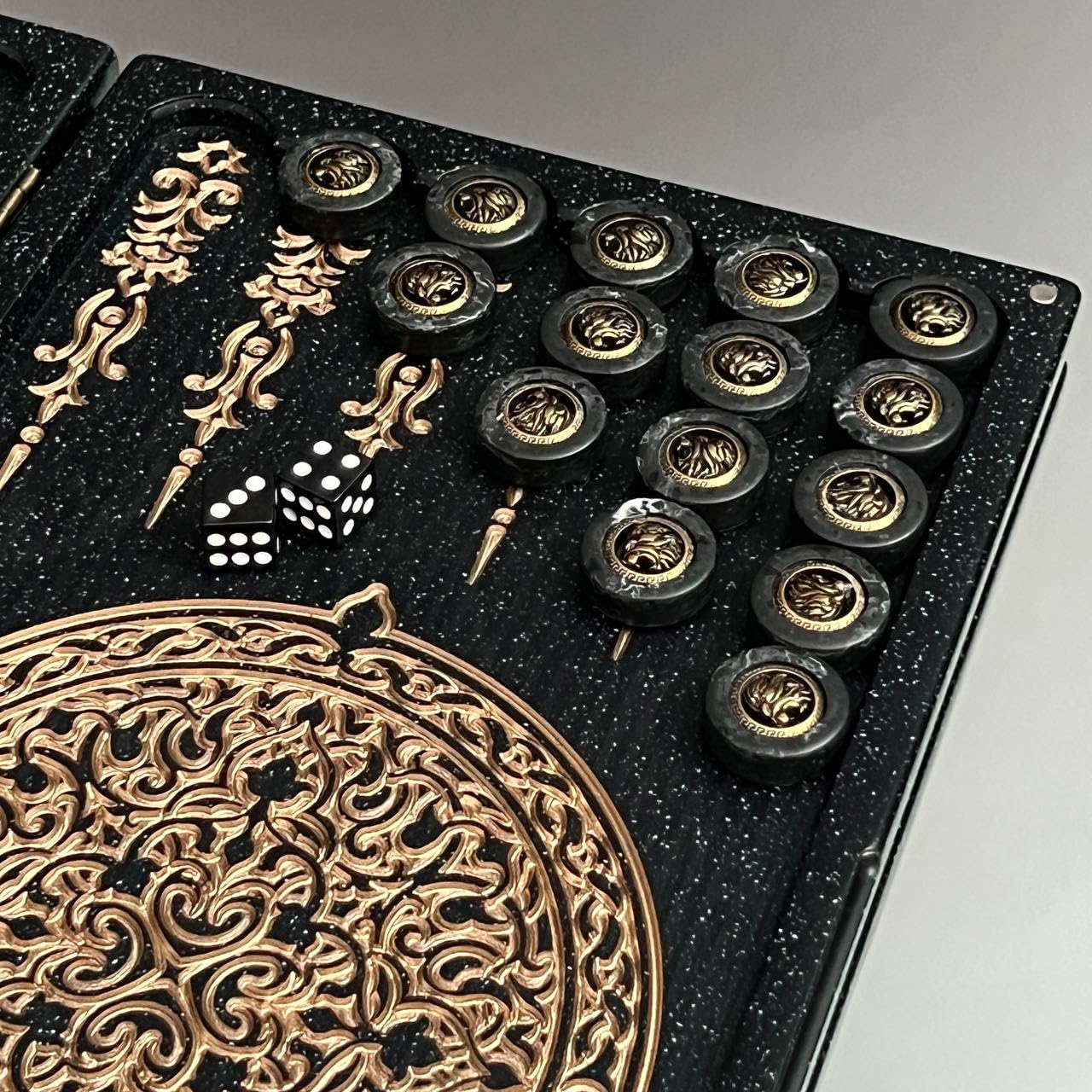 Backgammon aus schwarzem Acrylstein – Handgefertigtes Strategiespiel 37×18 cm – Geschenk mit Tasche & Spielsteinen für Männer Size: 37 cm (14,6 inch)