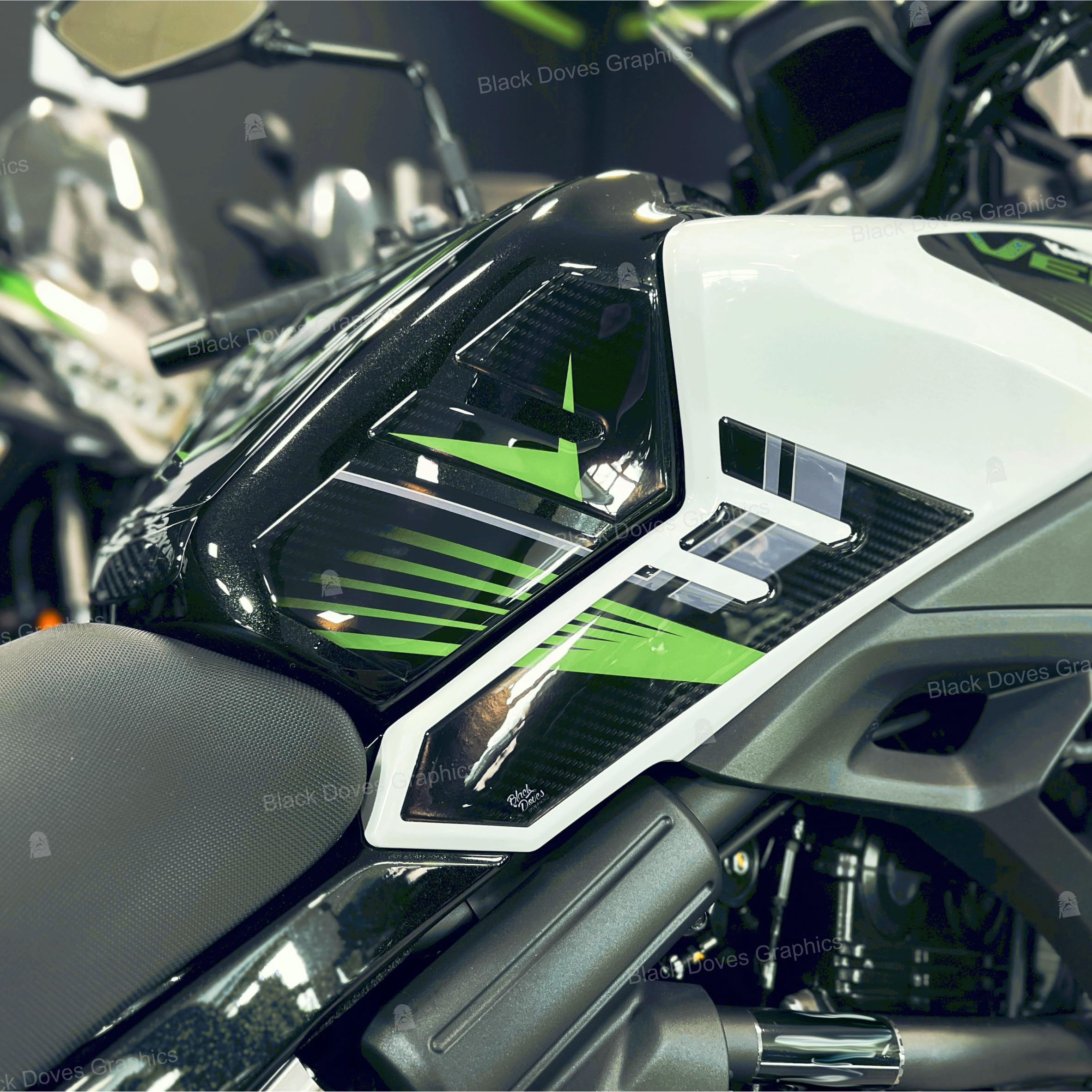 Adesivi Resinati 3D protezioni compatibili con/sostitutivo per Kawasaki Versys 650 2025 Metallic Matte Graphenesteel Gray (Protezione Fiancate Serbatoio)