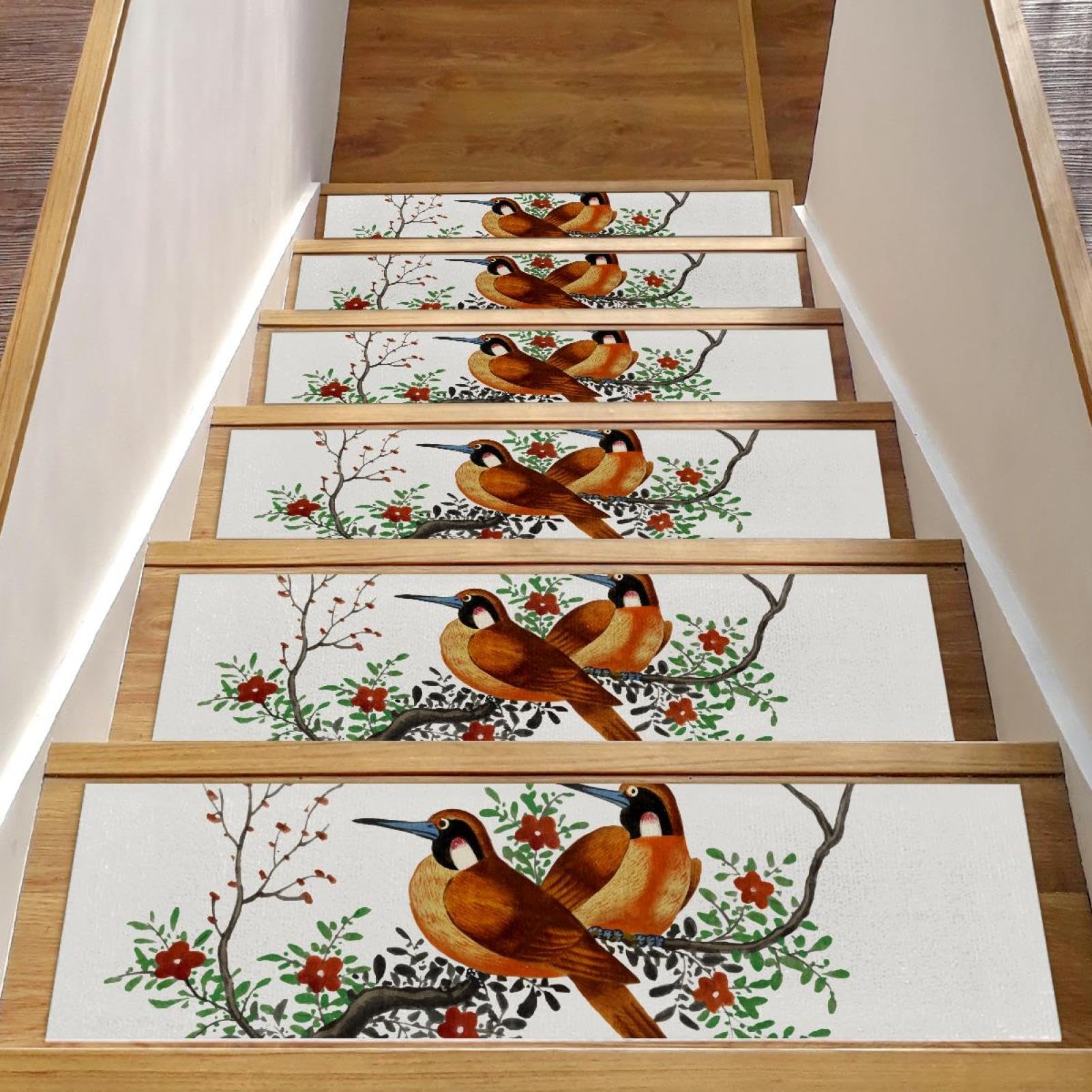 Peldaños de escalera de madera con diseño de pájaros y alfombrillas seguras