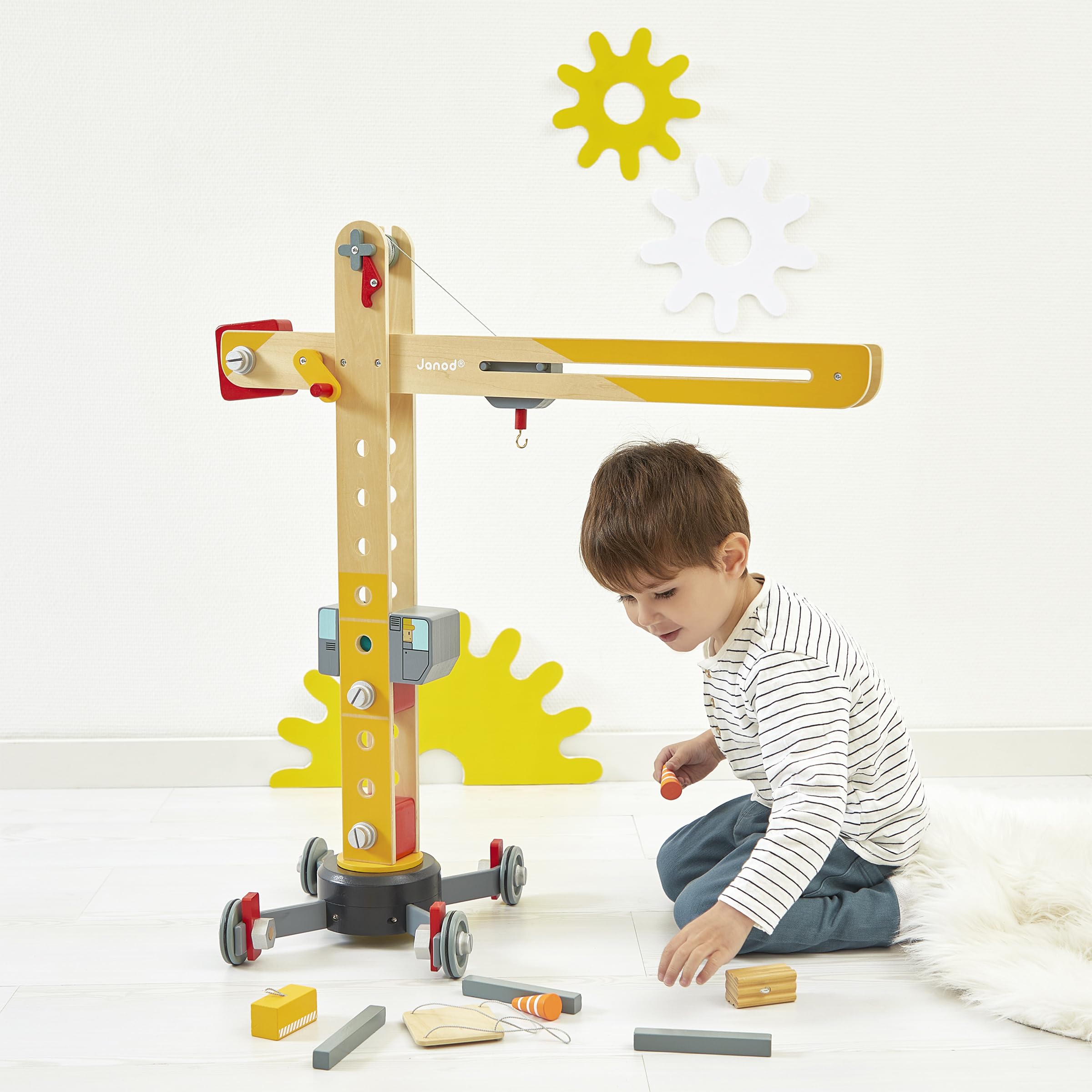 Janod - Grúa Grande de Madera 74 cm - Juguete de Imitación - Juego de Construcción - Rotación 360° y Móvil - 12 Accesorios - Certificado FSC - A Partir de 3 Años, J06468