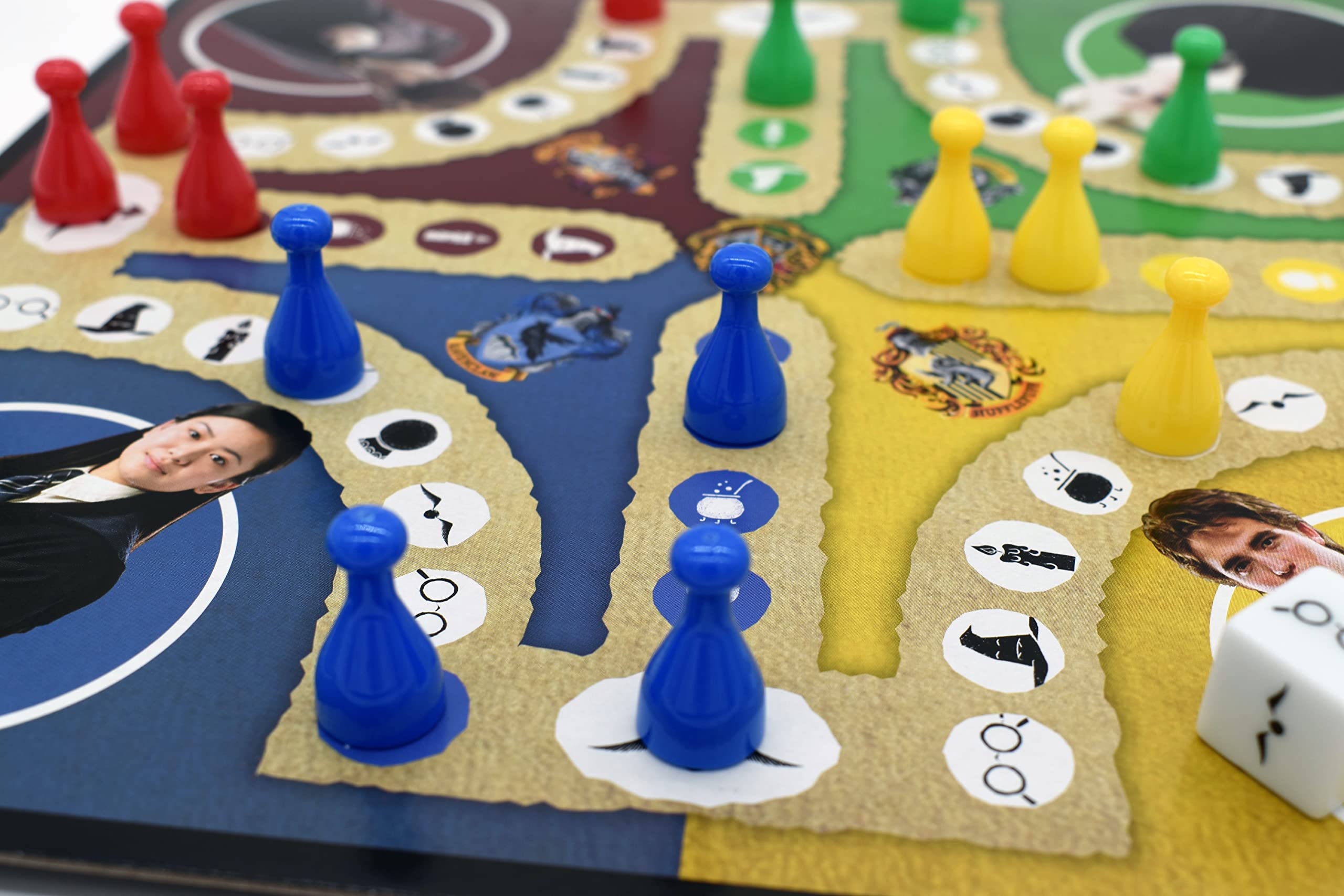 Cartamundi Harry Potter Games Compendium, goditi 35 diversi giochi da tavolo a tema Harry Potter, tra cui nove Morris maschili, Draughts, Ludo, scale, ottimo regalo per bambini dai 5 anni in su