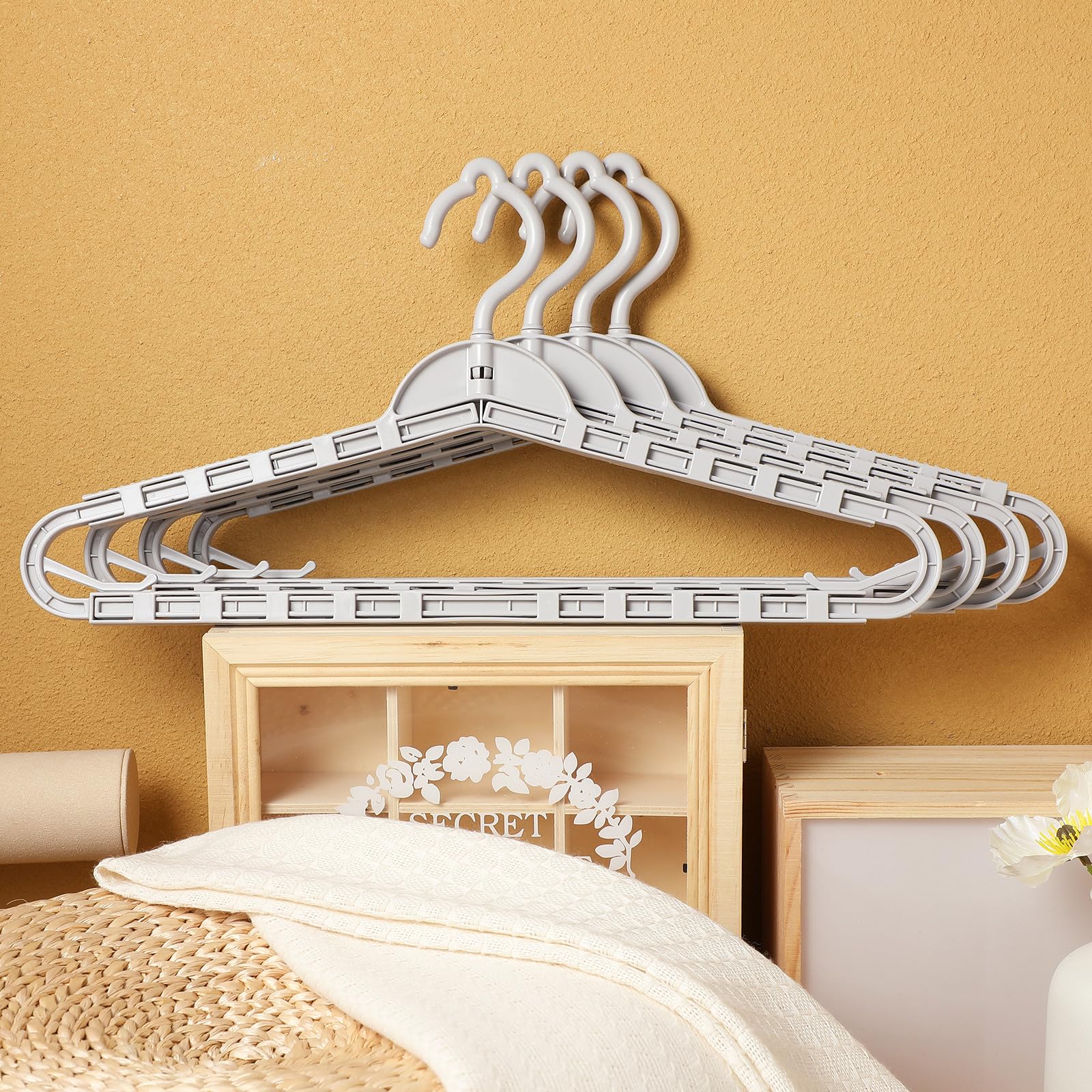 Set di 8 Grucce Pieghevoli Regolabili in Pp Struttura Robusta, Design Elegante e Semplice, per Abiti, Cappotti e Asciugatura in Casa