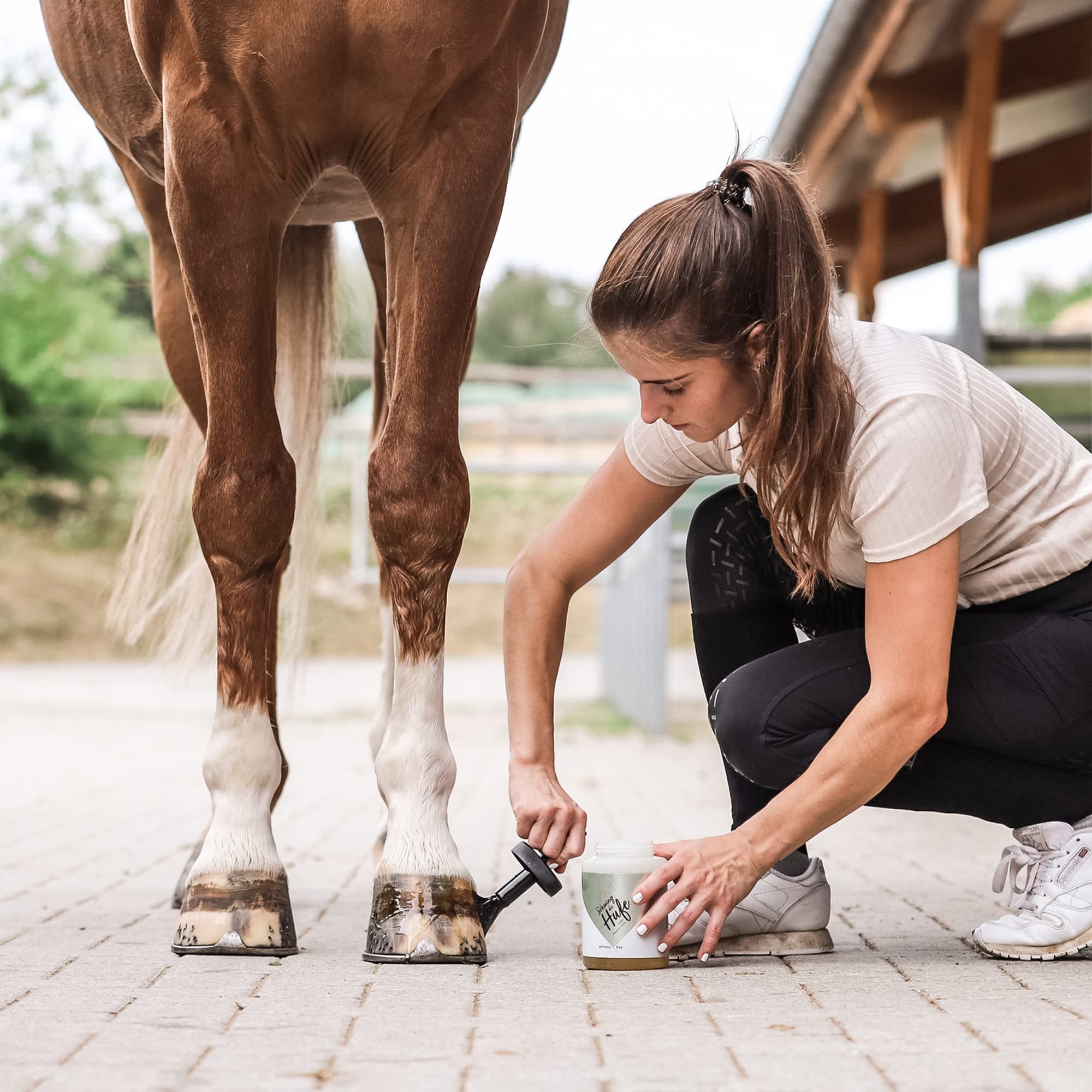 Huföl Schwing die Hufe – natürliches Huföl mit Pinsel und Kräuterduft | Hufpflege zur Stärkung, Feuchtigkeitsversorgung & Schutz, 450ml