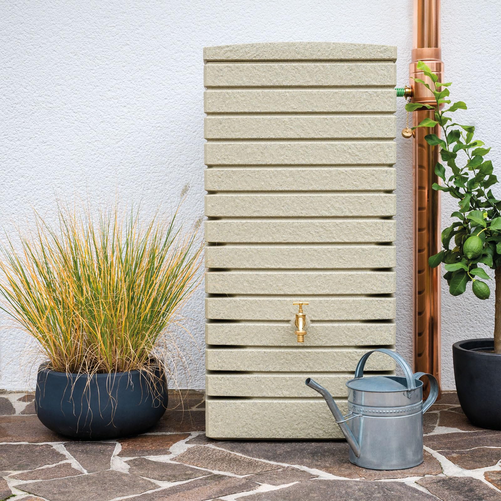 Regentonne eckig Regenwassertank Quadrum 320 Liter Sandstein aus UV- und witterungsbeständigem Material. Regenfass BZW. Regenwassertonne mit kindersicherem Deckel und Messinganschlüssen