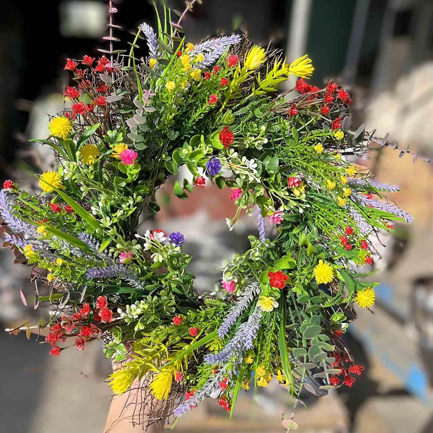 Ghirlanda primaverile con margherita e lavanda con foglie verdi, base di vite, ghirlanda di fiori selvatici artificiali per porta d'ingresso, ghirlanda di fiori da appendere colorata