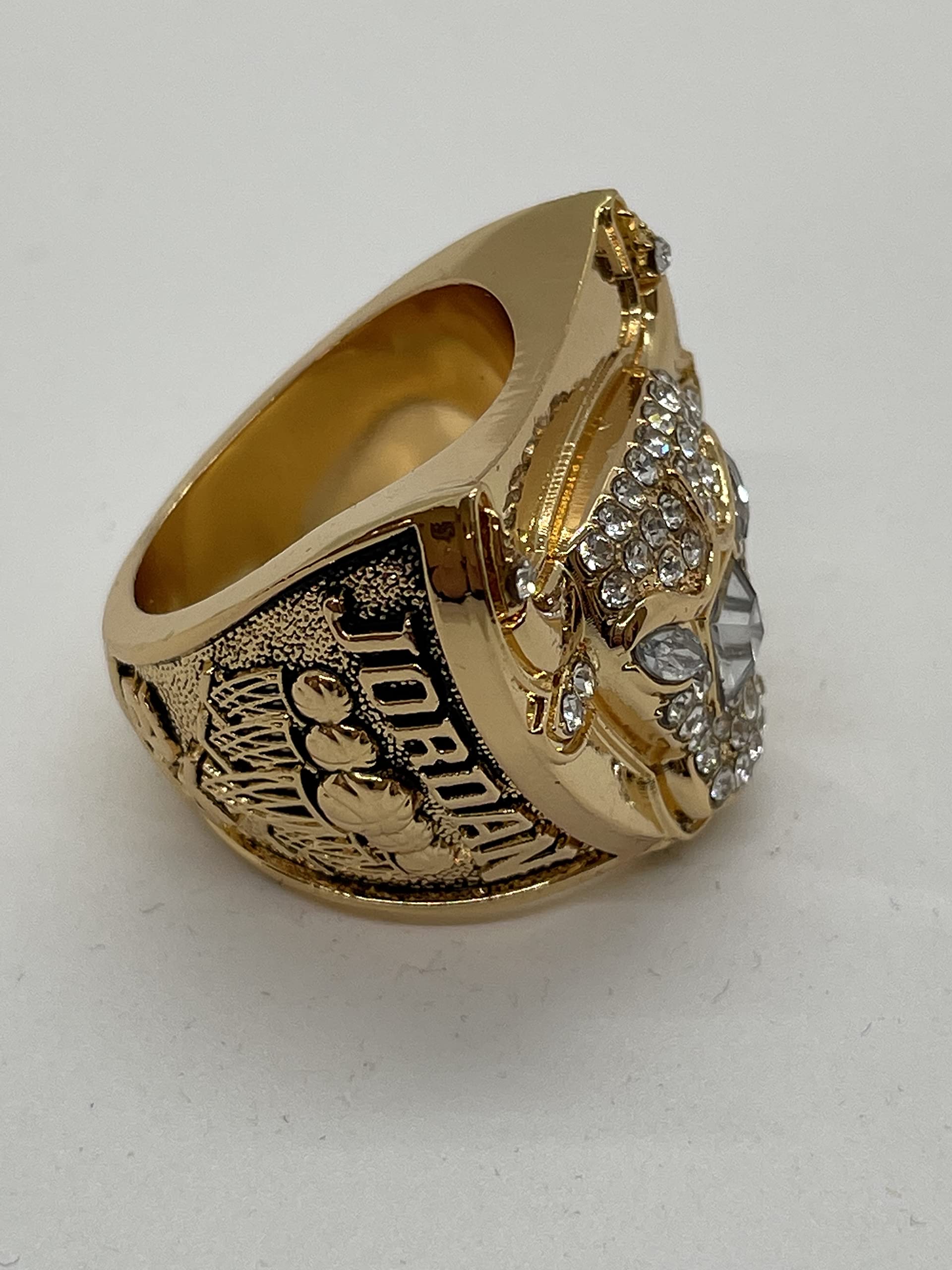 Chicago Bulls Replica NBA 1997 Championship Ring Trophy Shadowbox