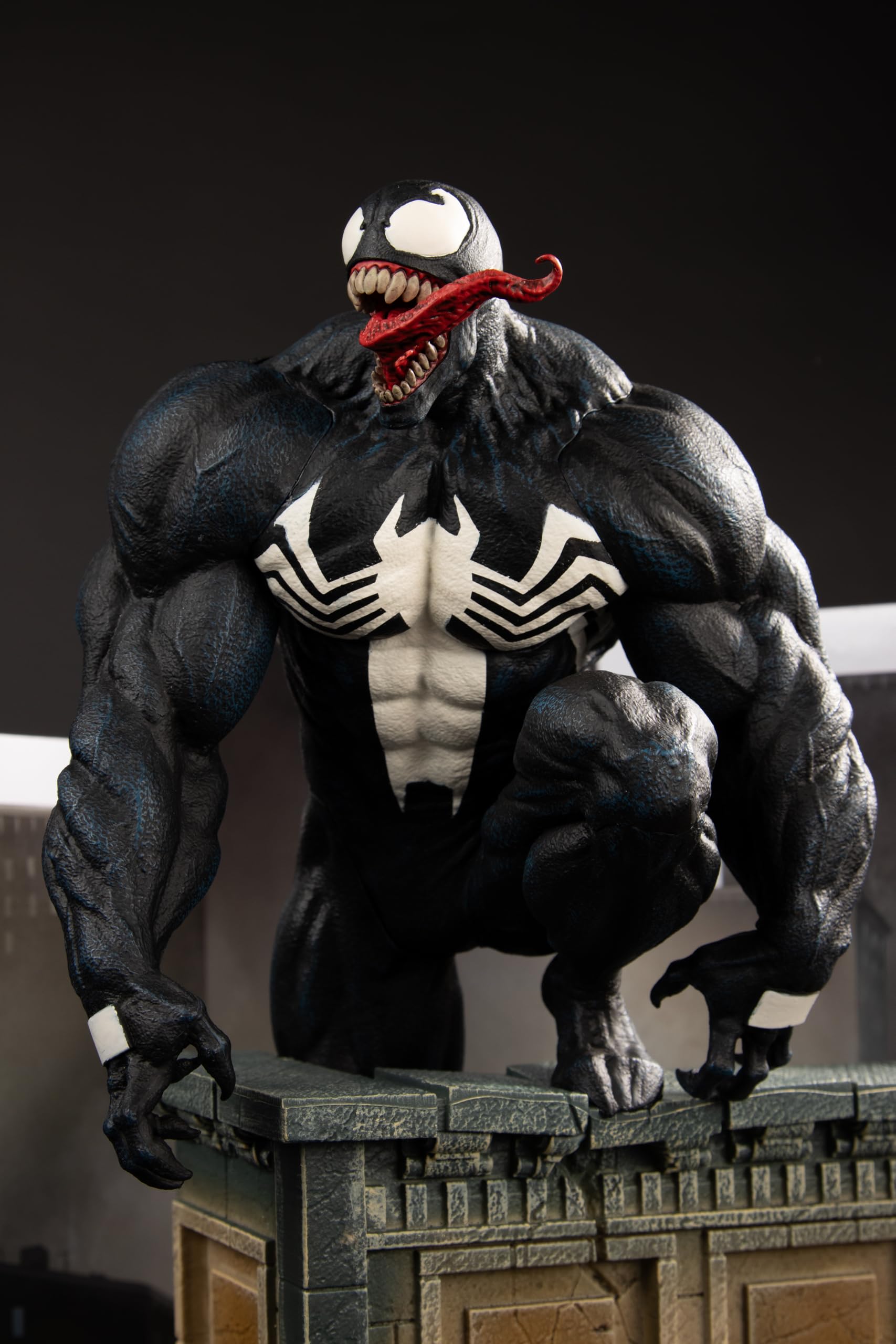 McFarlane Toys - Marvel Venom - Coleccionable a Escala 1:6 con Escena y cómic (Venom #5)