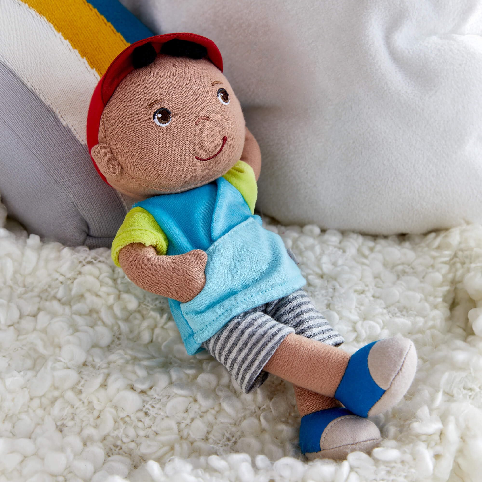 HABA Bambola di peluche Lasse, 25 cm, per neonati e bambini piccoli, senza velcro o cuciture fastidiose, ideale per i 6 mesi, perfetta per il periodo del bambino, 2011847001
