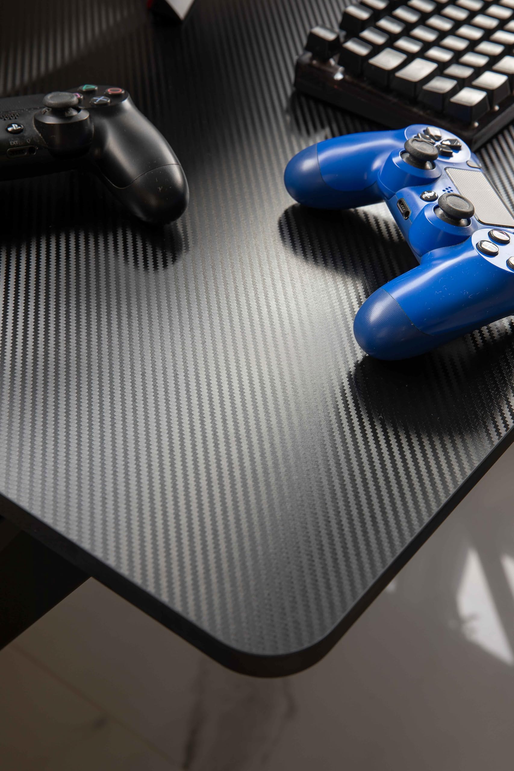 DUPI Mesa Gaming Ergonomica | Tablero Simulación Fibra de Carbono | Estructura ZZ | Soporta Monitores 40" | Carga 60kg (Sin LED)