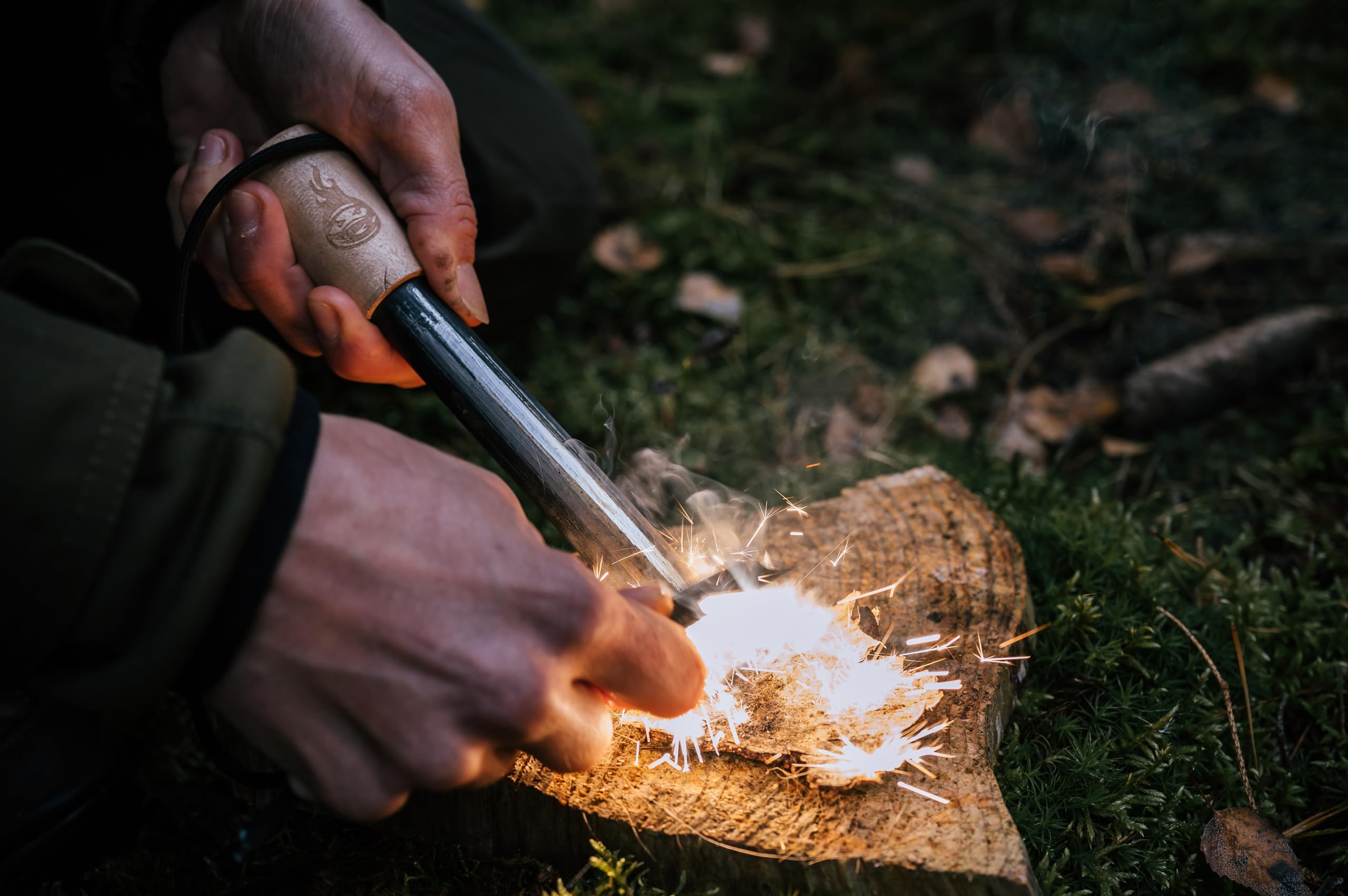 Feuerstahl The Legend XXXL Bushcraft Feuerstahl für Wandern, Outdoor, Trekking, Camping und andere Outdoor Hobby's inkl. Multifunktionskratzer, die perfekte Survival Ausrüstung