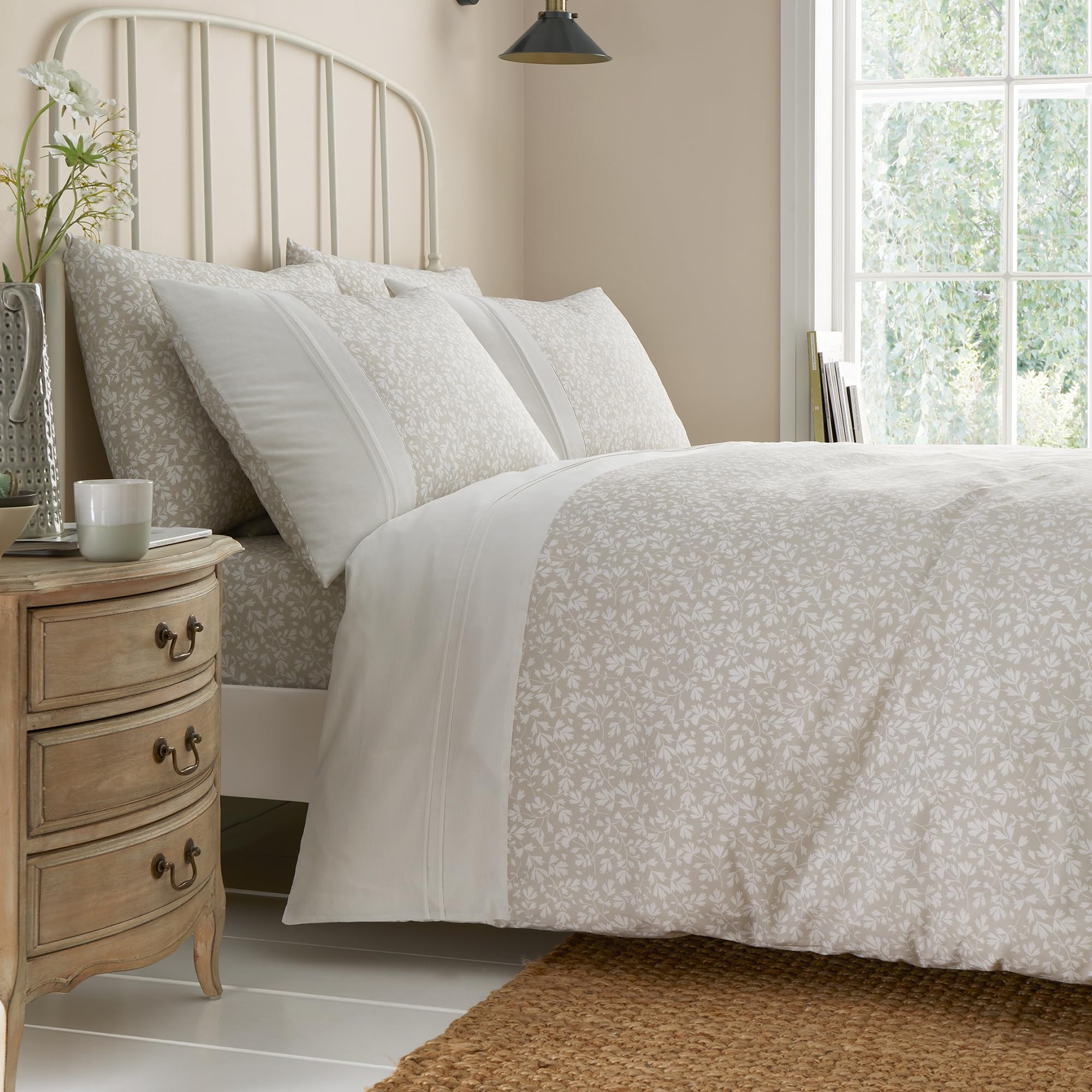 Dreams & Drapes - Pintuck Leaf Duvet Cover - Super King Bedding Size (260 x 220cm) - 2 Pillowcases - Premium PolyCotton - Floral Duvet Cover in Natural - Cream Natural/White Bedding